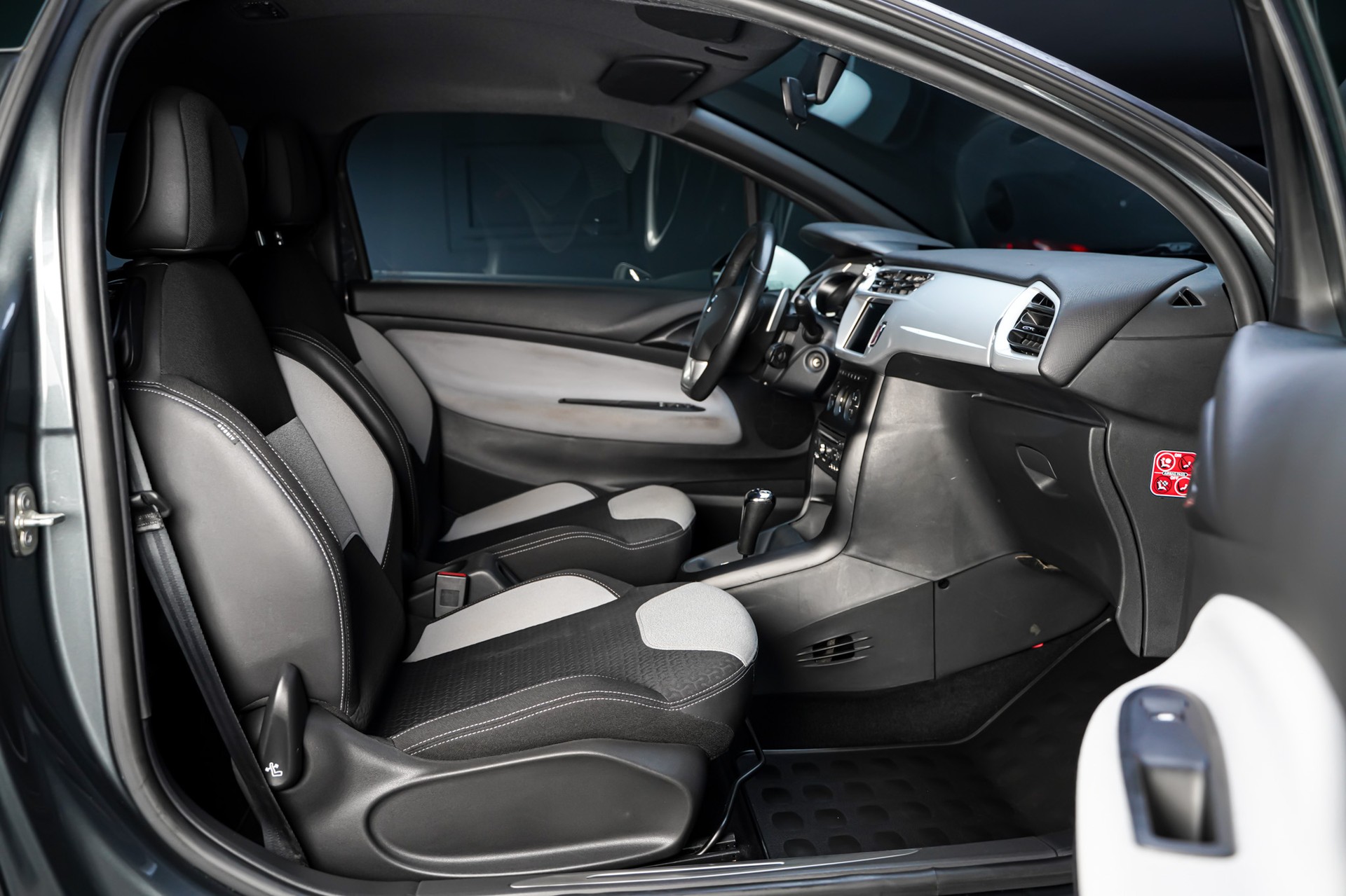 DS AUTOMOBILES DS3 1.4 HDi Chic EGS5-image-13