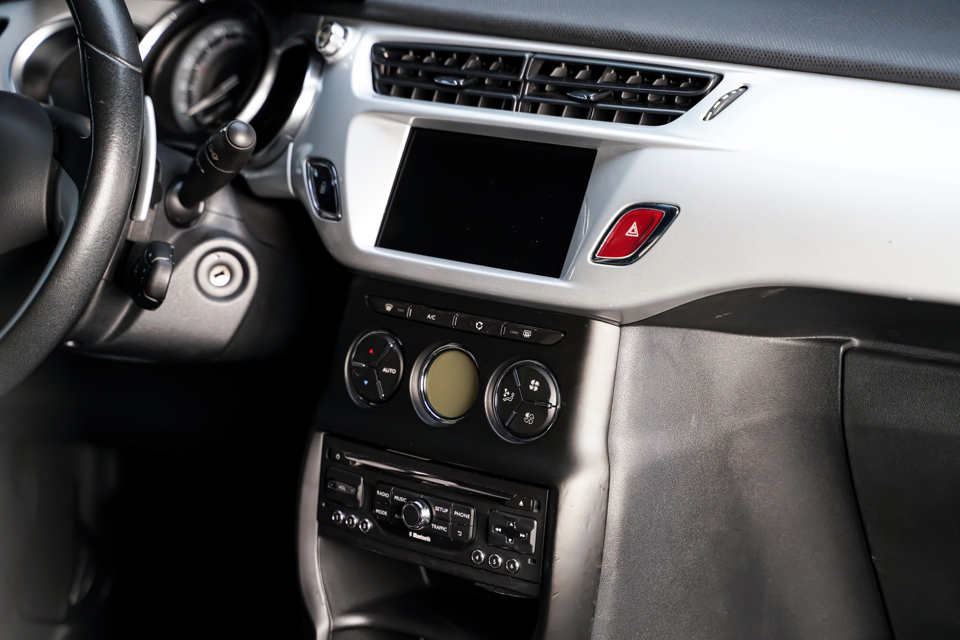 DS AUTOMOBILES DS3 1.4 HDi Chic EGS5-image-15
