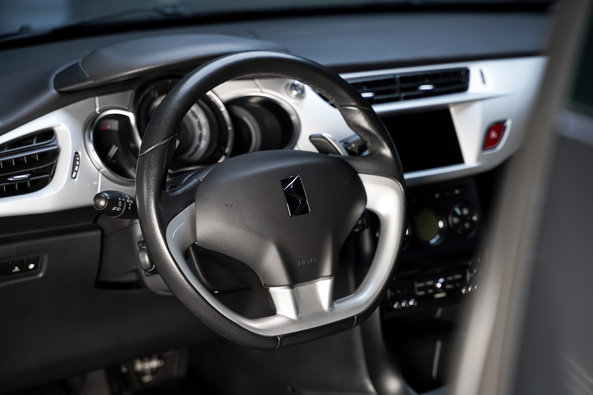 DS AUTOMOBILES DS3 1.4 HDi Chic EGS5-image-8