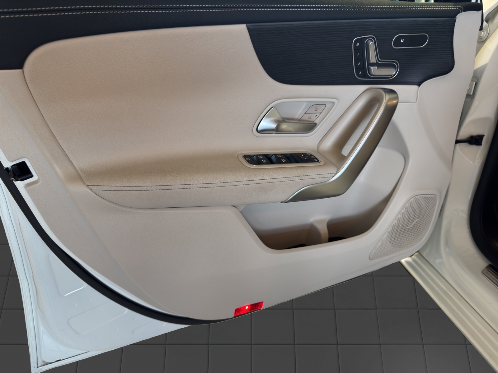 MERCEDES-BENZ A 250 Progressive 7G-DCT-image-8