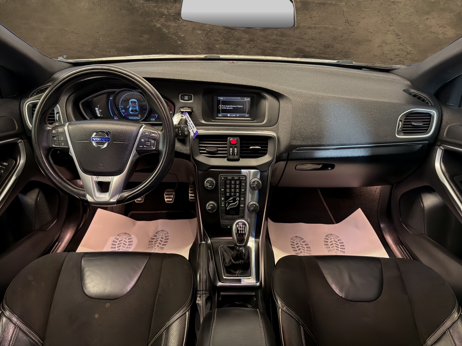 VOLVO V40 D2 R-Design-showroom-element-3