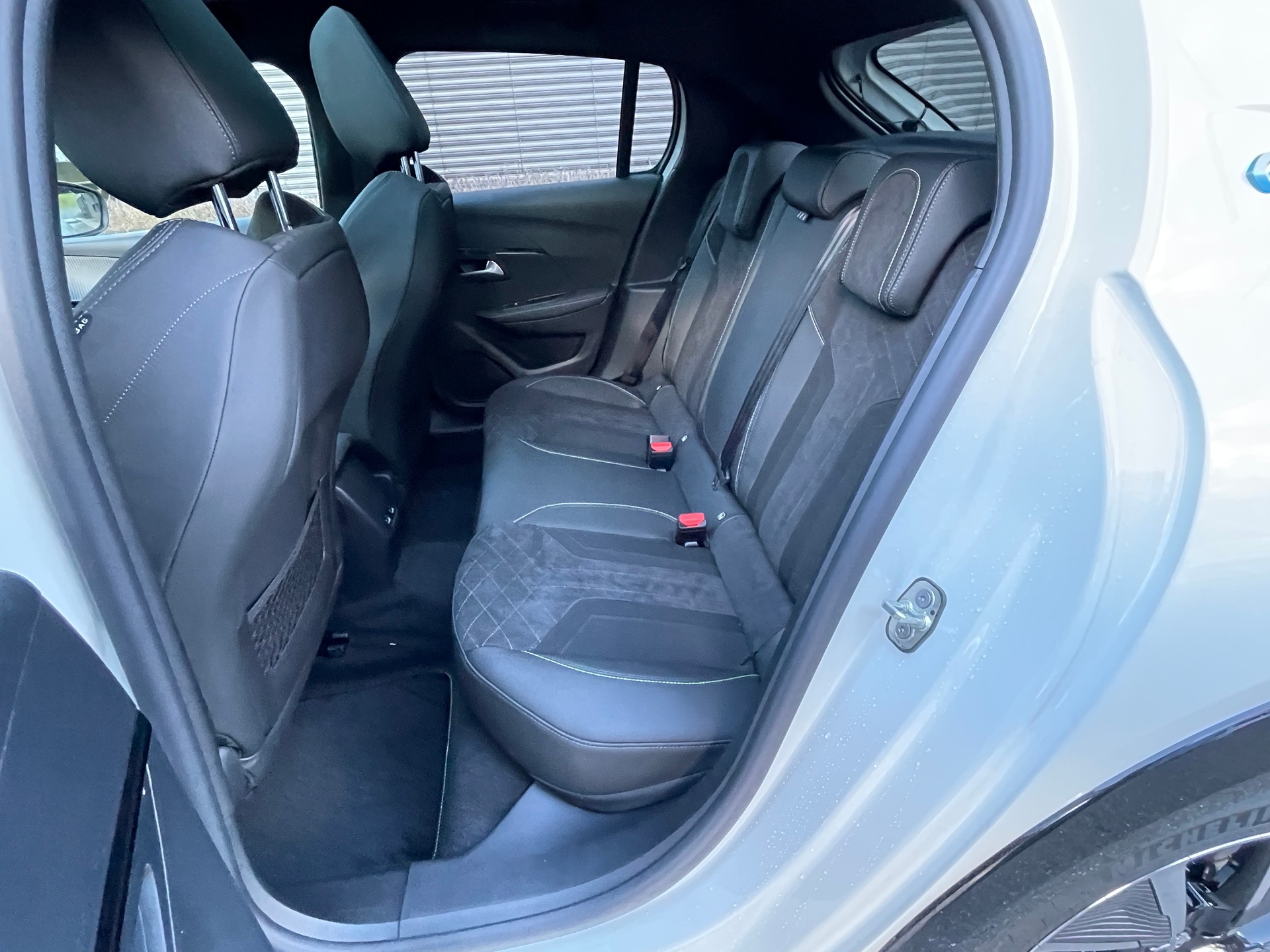 PEUGEOT 208 Elektrik GT Pack 3 Phasen Vollausstattung-image-9