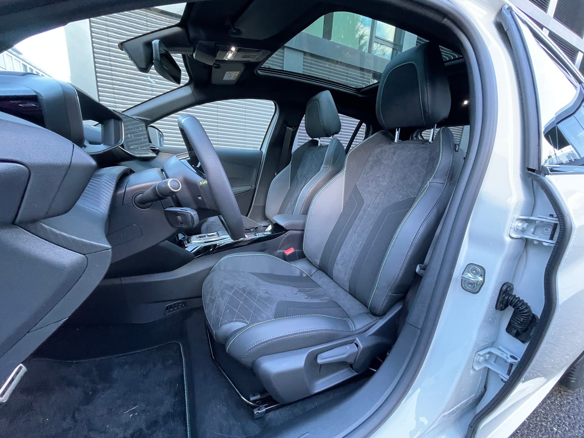 PEUGEOT 208 Elektrik GT Pack 3 Phasen Vollausstattung-image-12