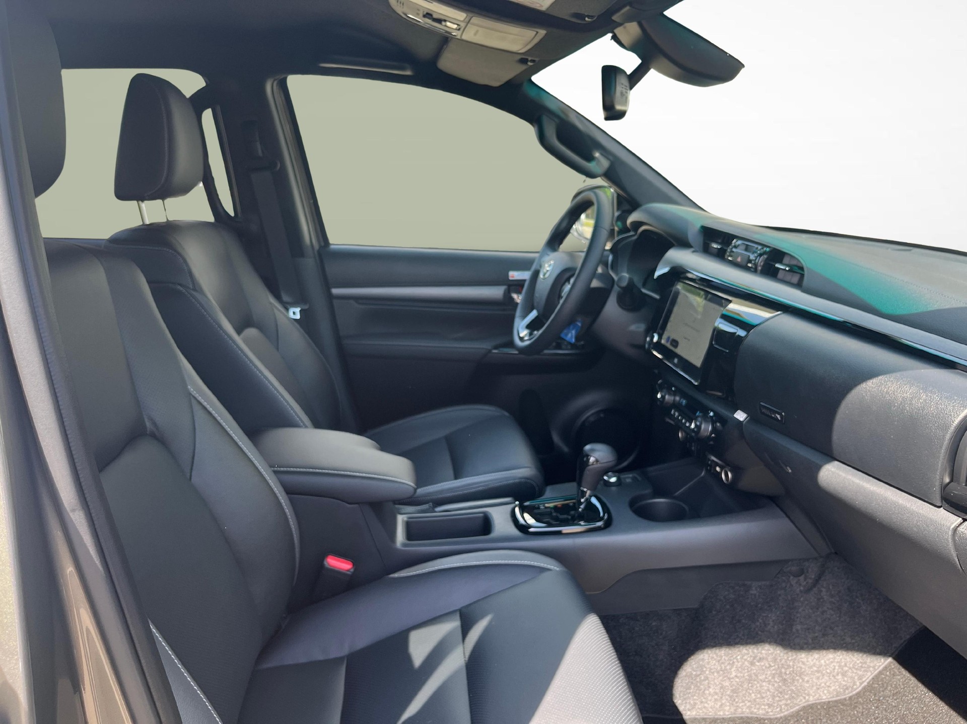 TOYOTA Hilux Double Cab.-Pick-up 2.8 D-4D 204 Invincible MHEV-image-9