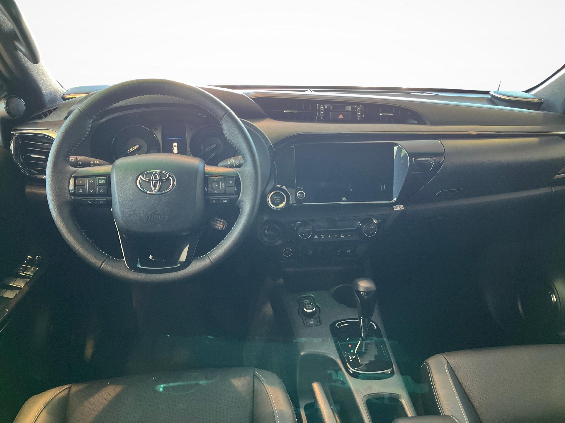 TOYOTA Hilux Double Cab.-Pick-up 2.8 D-4D 204 Invincible MHEV-image-8