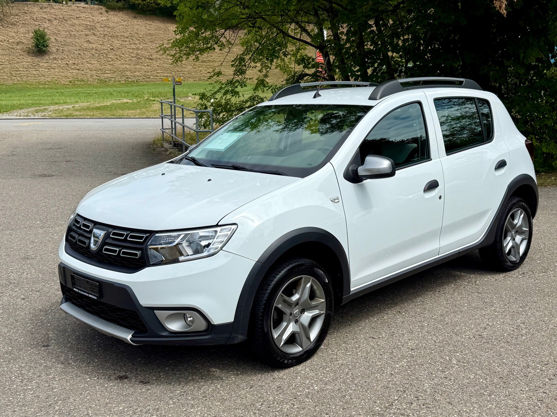 DACIA Sandero Tce 90 Stepway Lauréate Automatic-image-1