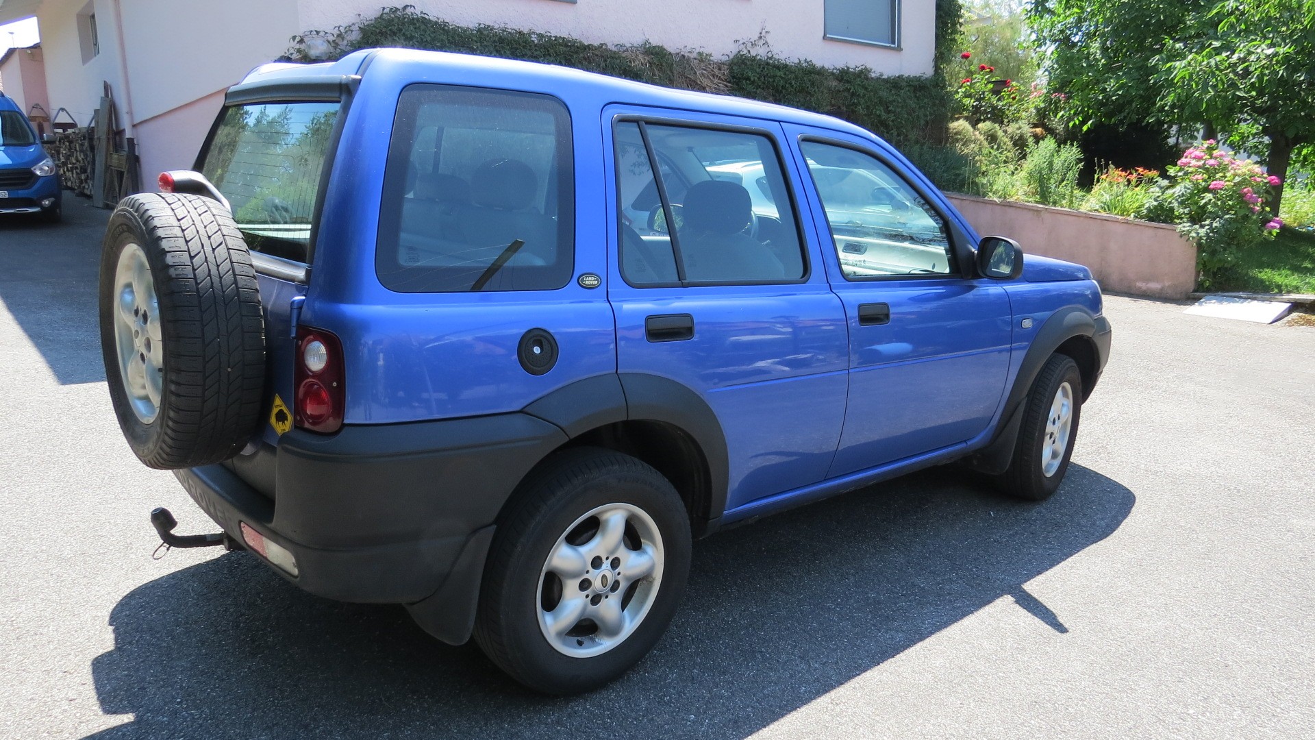 LAND ROVER 2.0 Td4 S Wagon-image-4