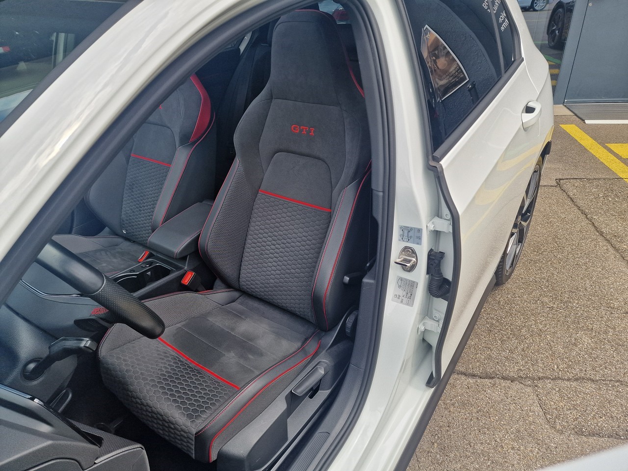 VW Golf 2.0 TSI GTI Clubsport DSG-image-10