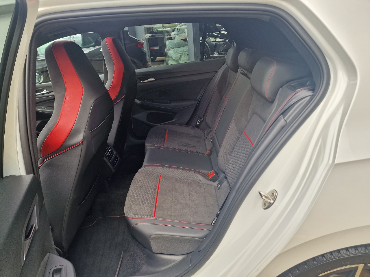 VW Golf 2.0 TSI GTI Clubsport DSG-image-11