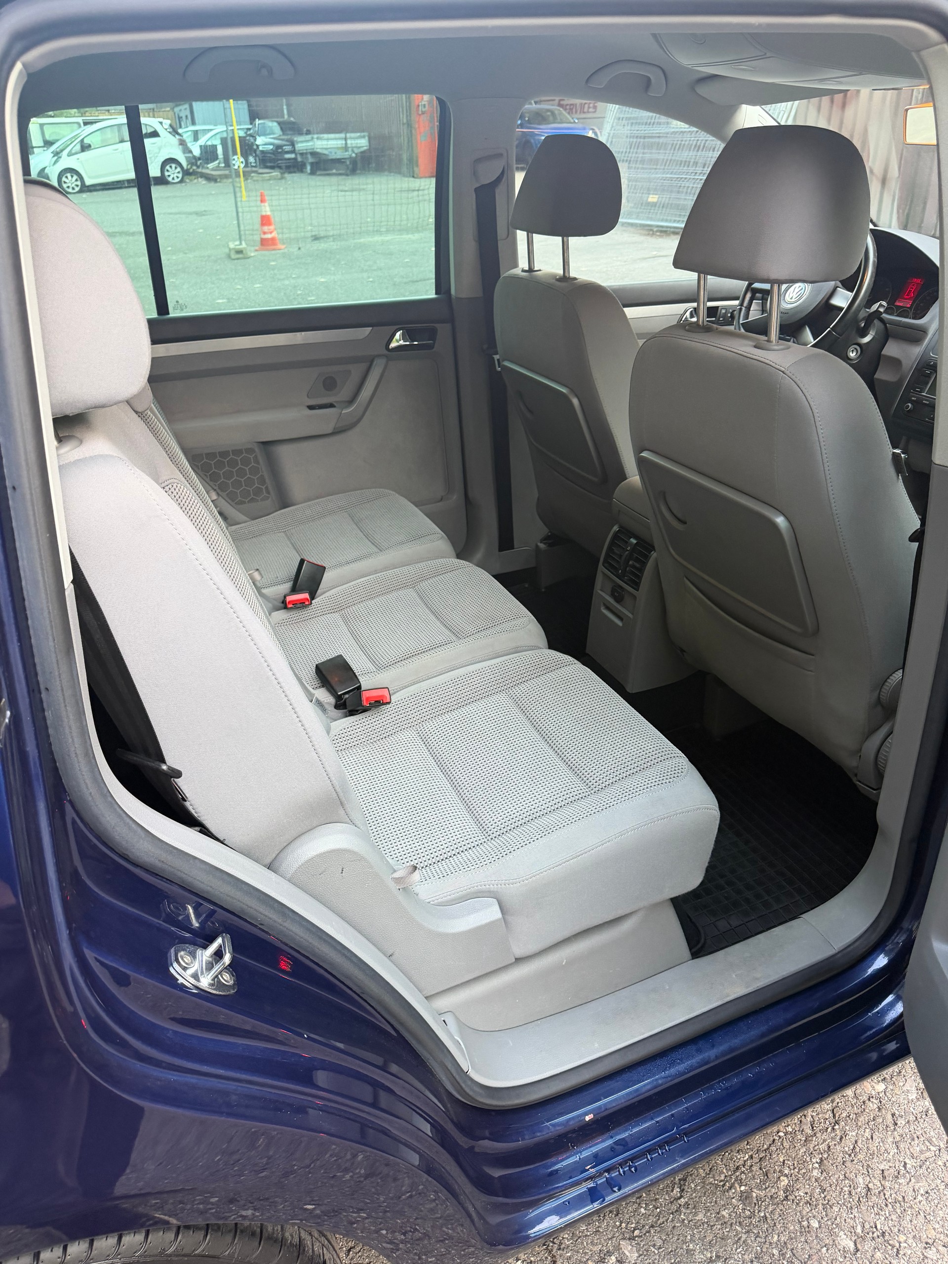 VW Touran 2.0 TDI Trendline-image-7