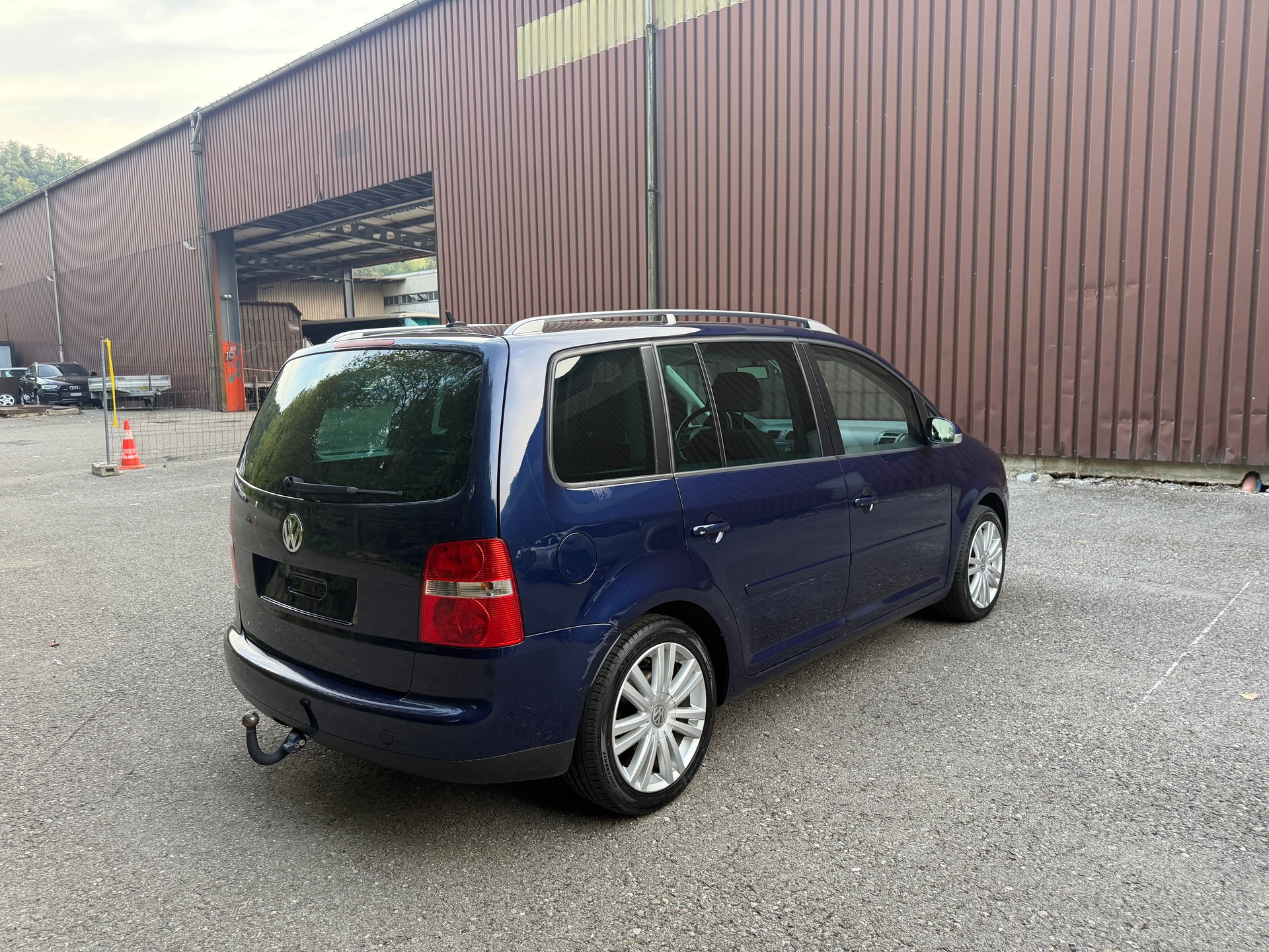 VW Touran 2.0 TDI Trendline-image-5
