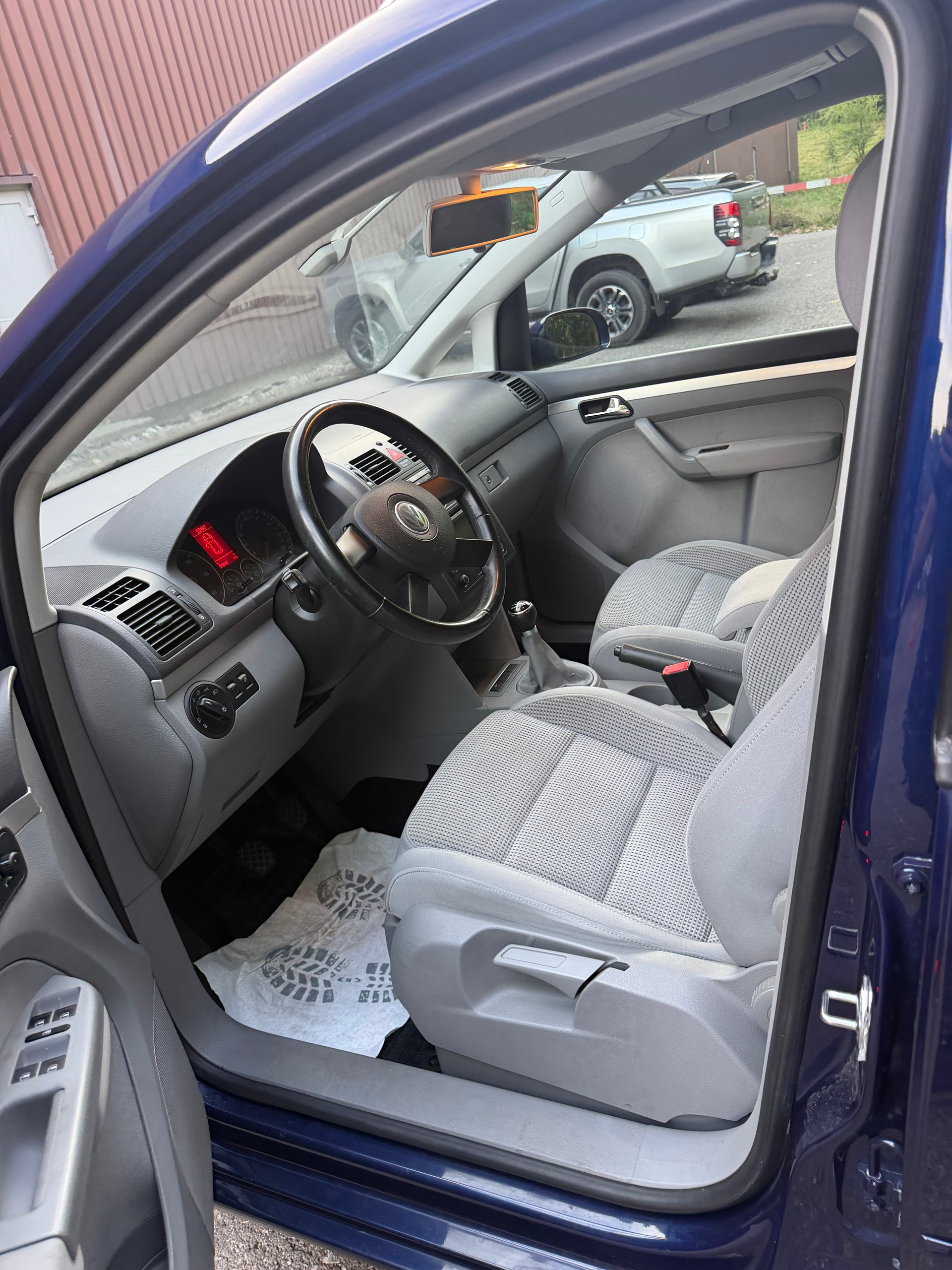 VW Touran 2.0 TDI Trendline-image-9
