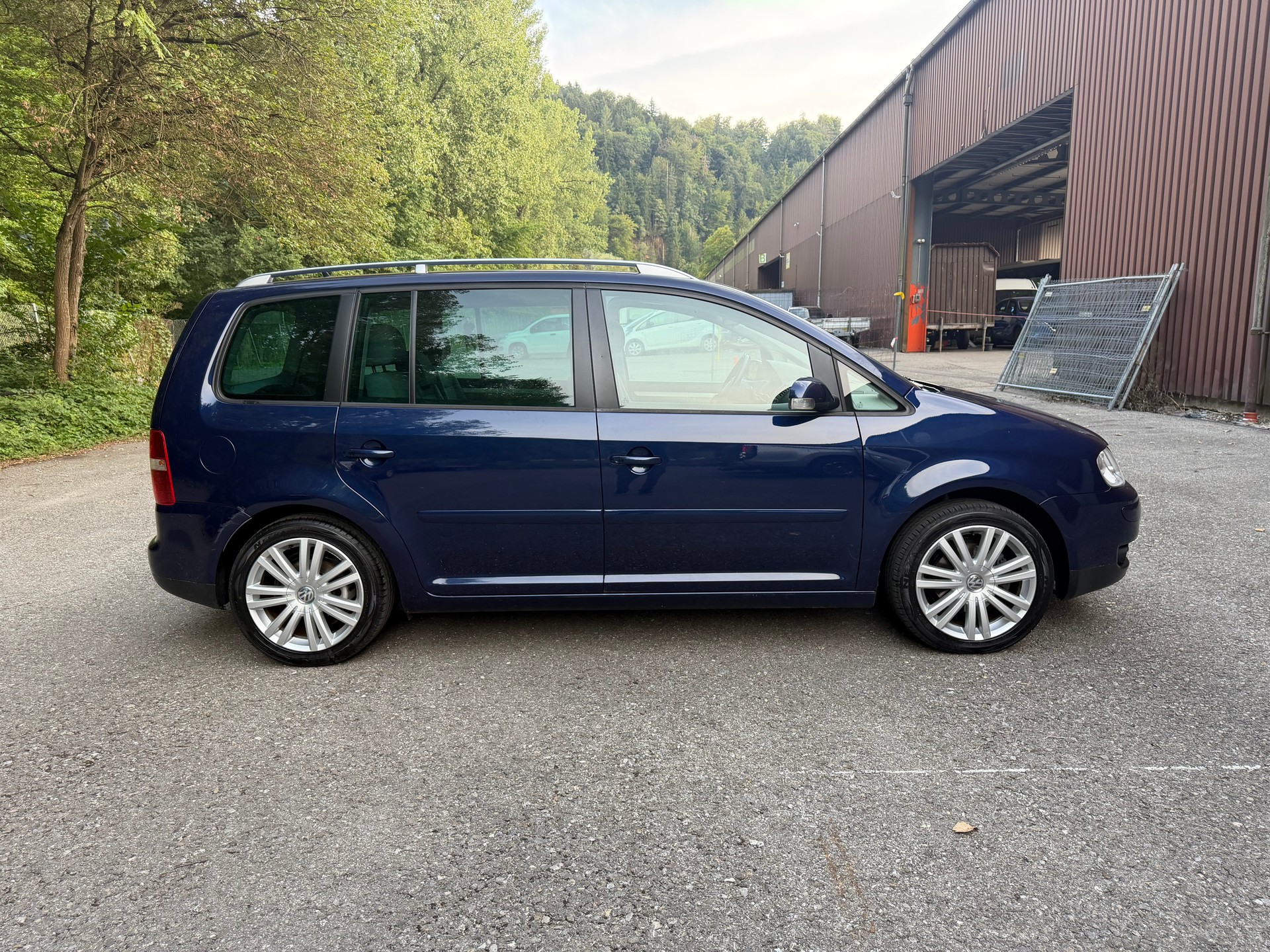 VW Touran 2.0 TDI Trendline-image-2