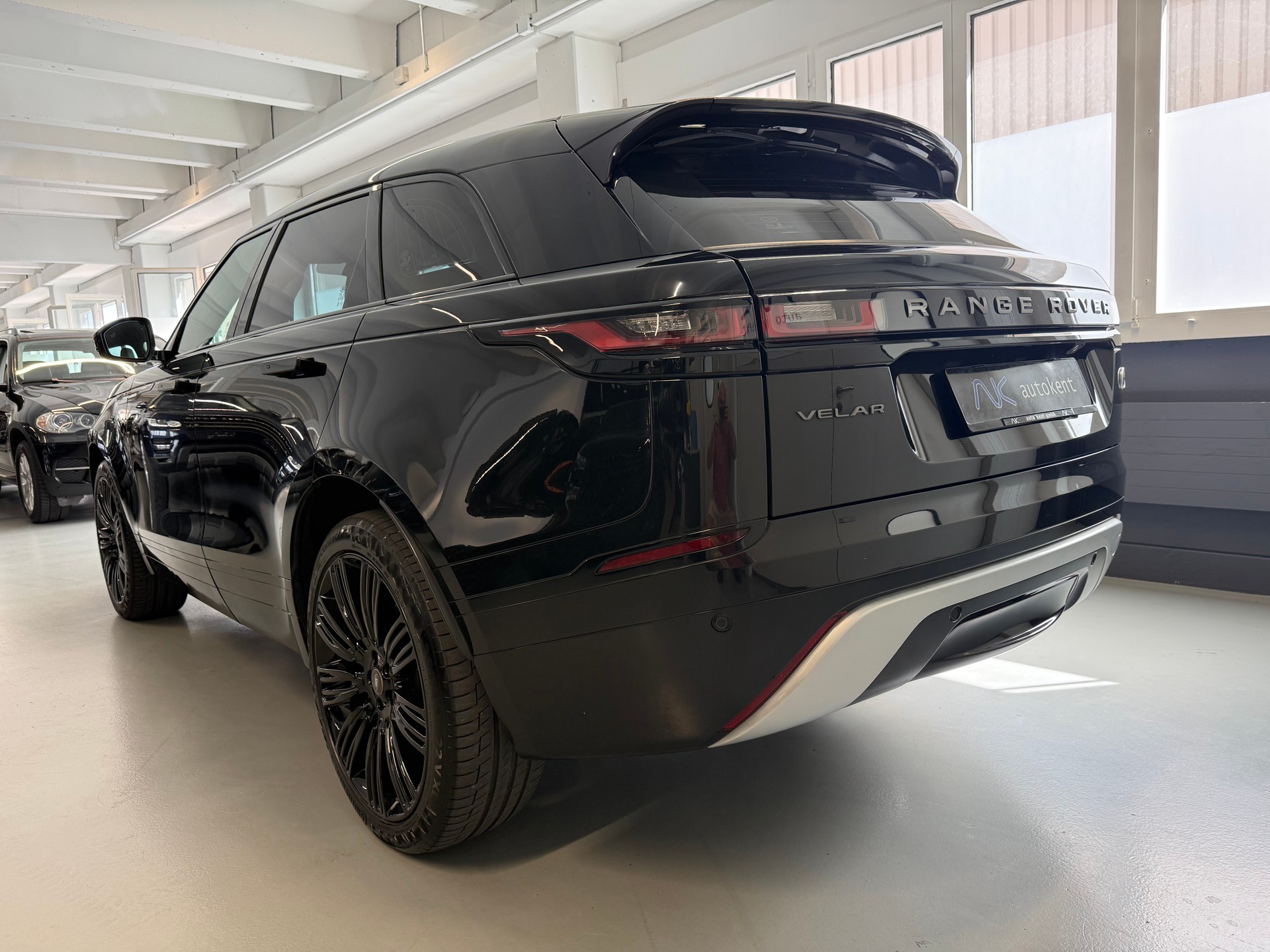 LAND ROVER Range Rover Velar R-Dynamic D 200 SE Automatic-showroom-element-3