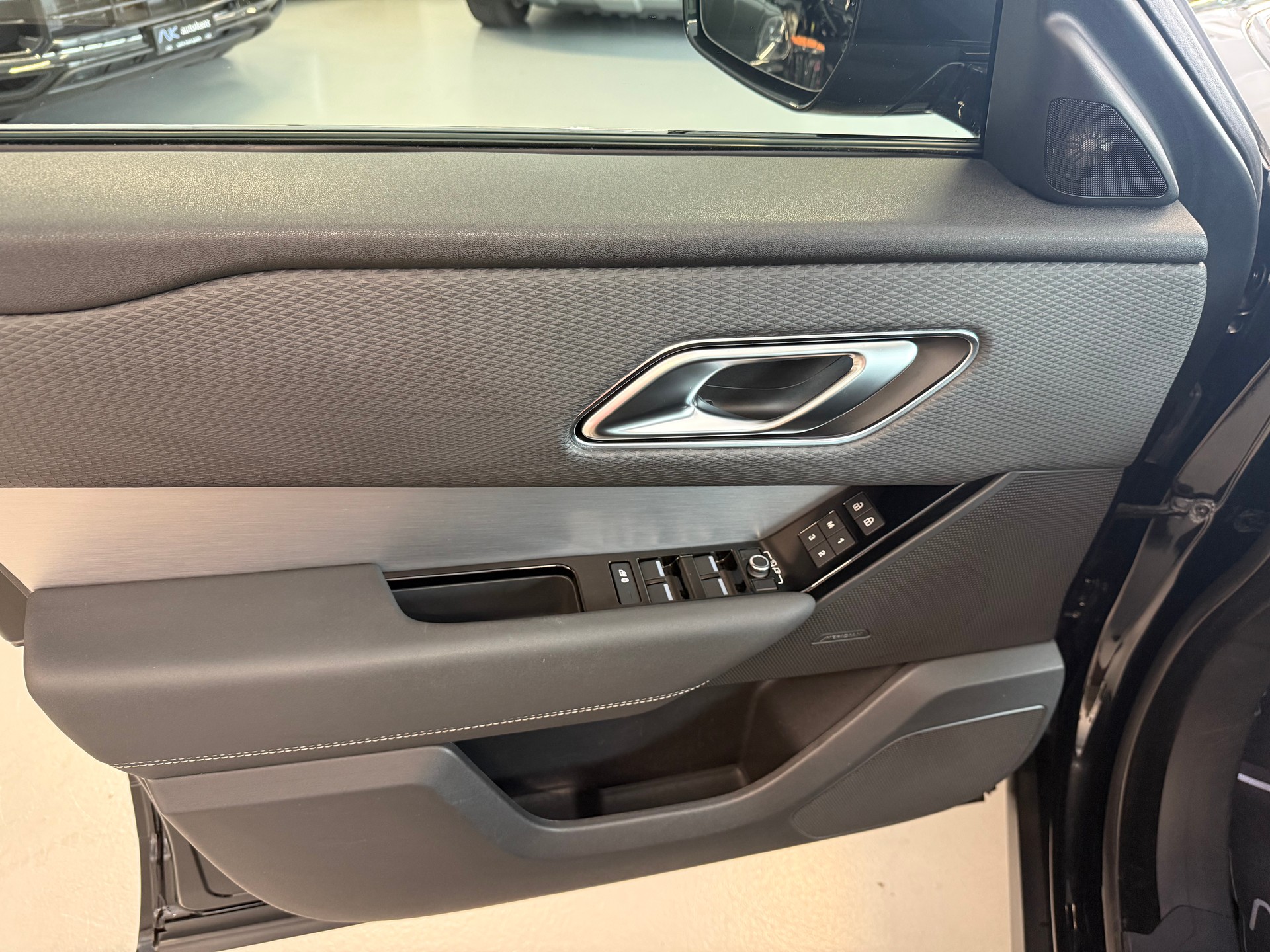 LAND ROVER Range Rover Velar R-Dynamic D 200 SE Automatic-image-15