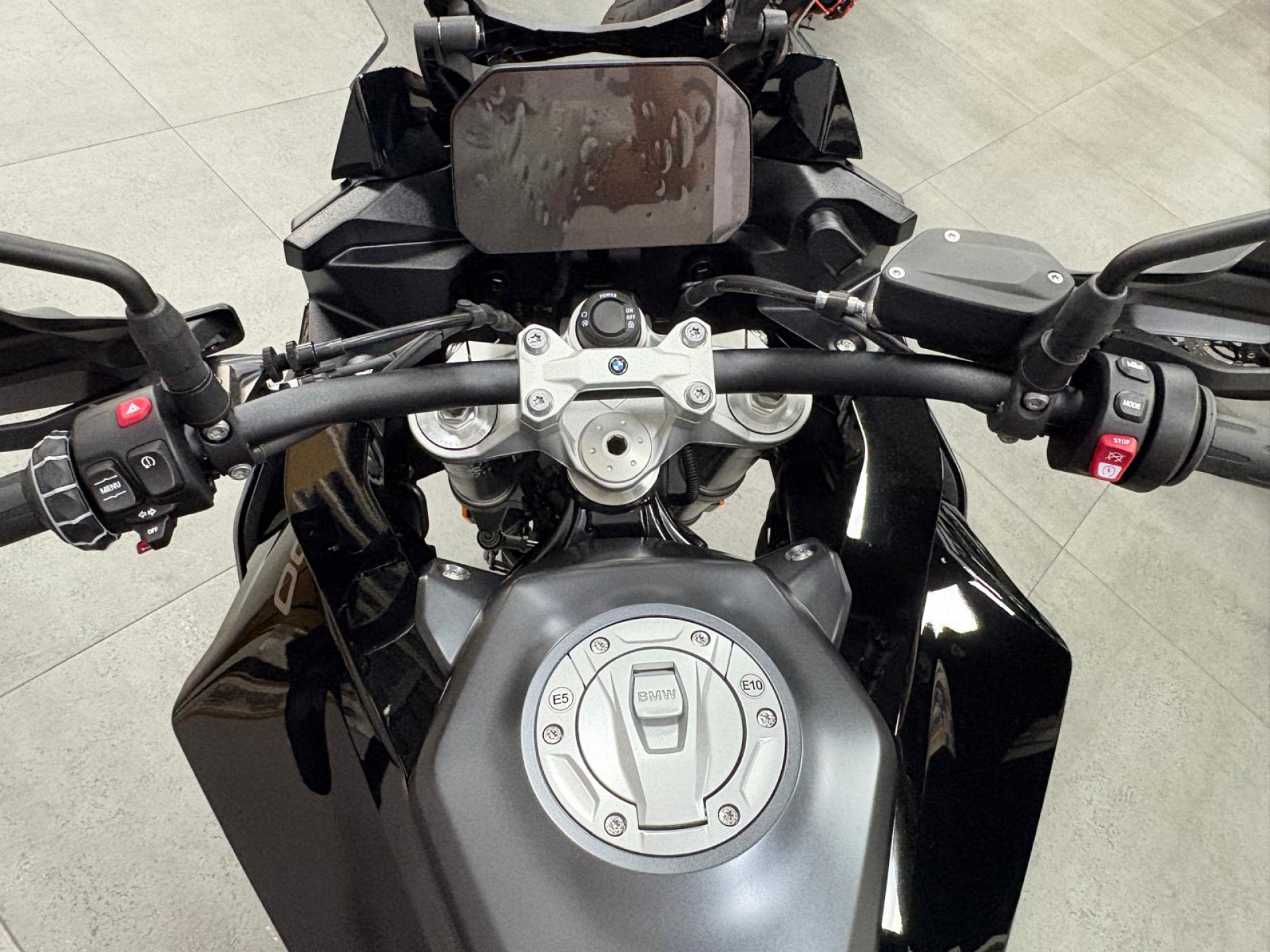 BMW F 900 XR A2 Triple Black-showroom-element-3