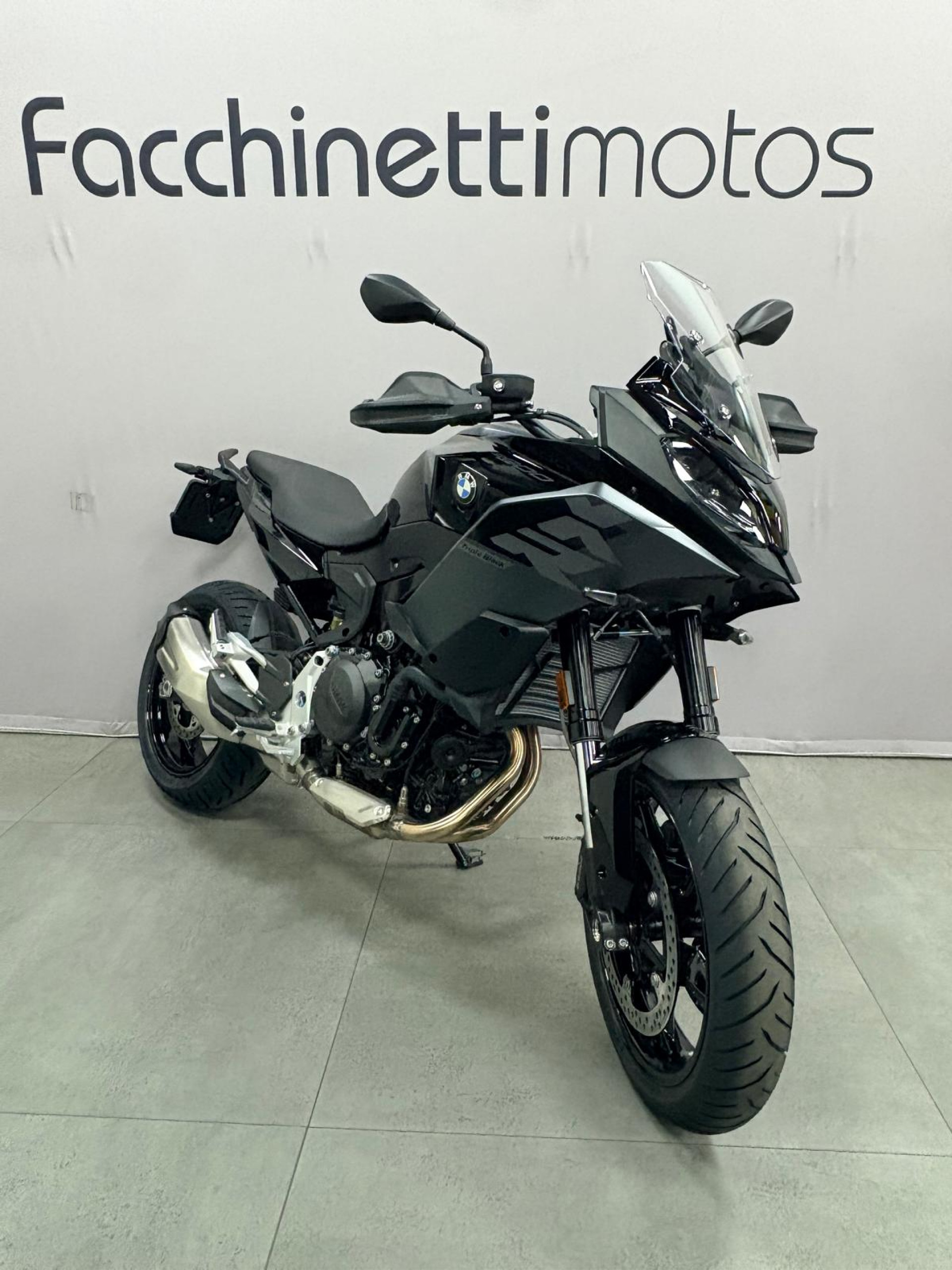 BMW F 900 XR A2 Triple Black-showroom-element-1