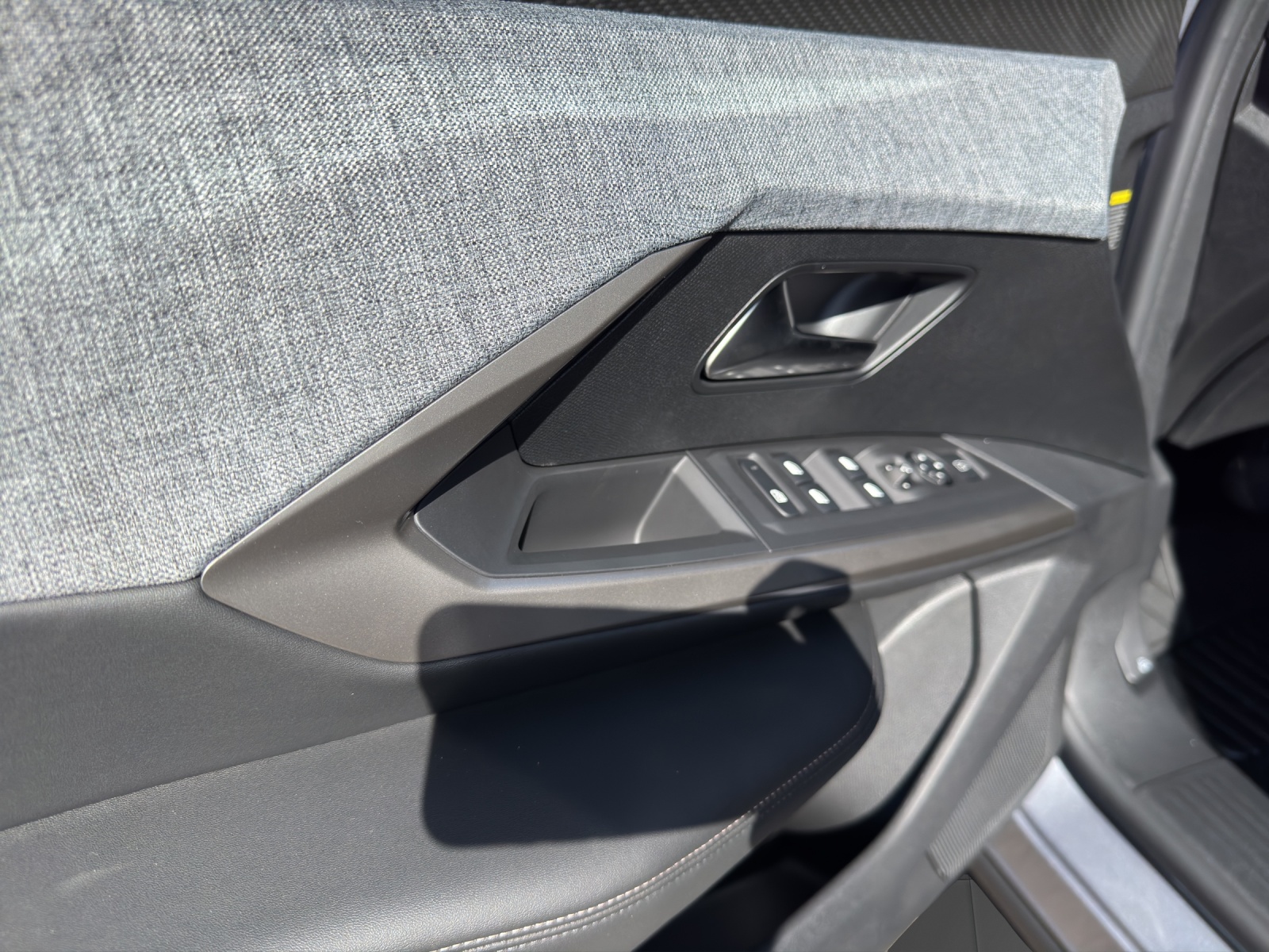 PEUGEOT 3008 1.2 Hybrid 145 Allure Premium-image-17