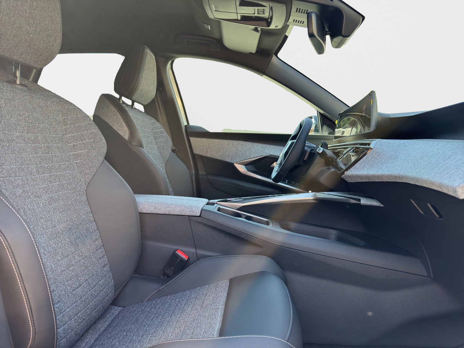 PEUGEOT 3008 1.2 Hybrid 145 Allure Premium-image-13