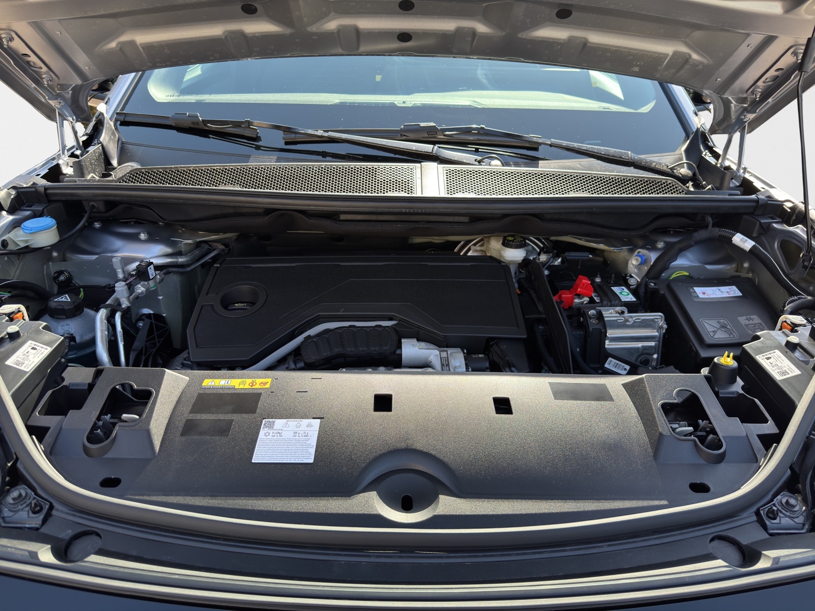 PEUGEOT 3008 1.2 Hybrid 145 Allure Premium-image-16