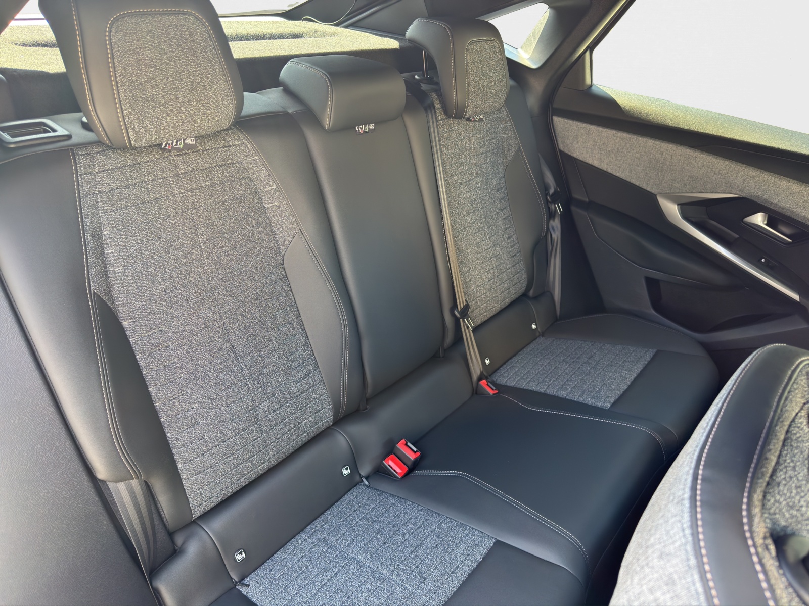 PEUGEOT 3008 1.2 Hybrid 145 Allure Premium-image-14