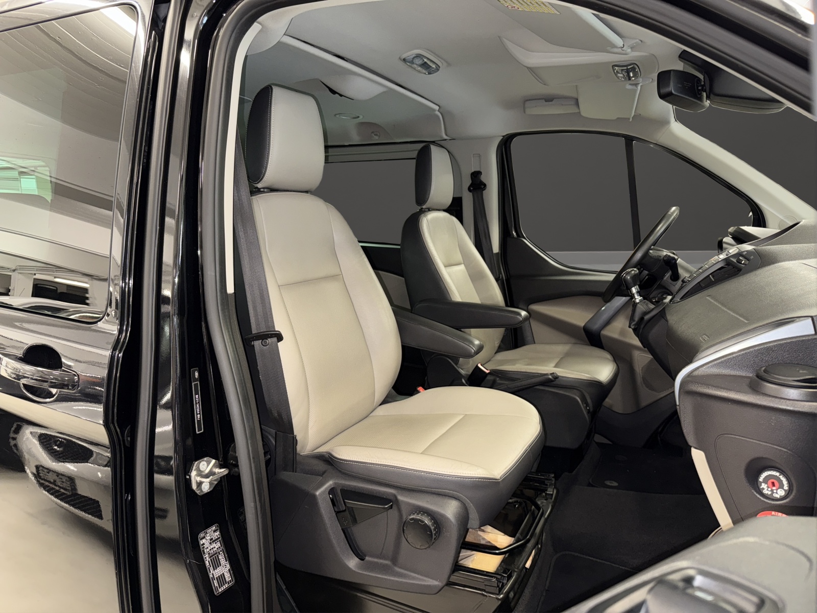 FORD Tourneo Custom 300 L1H1 Titanium-image-8