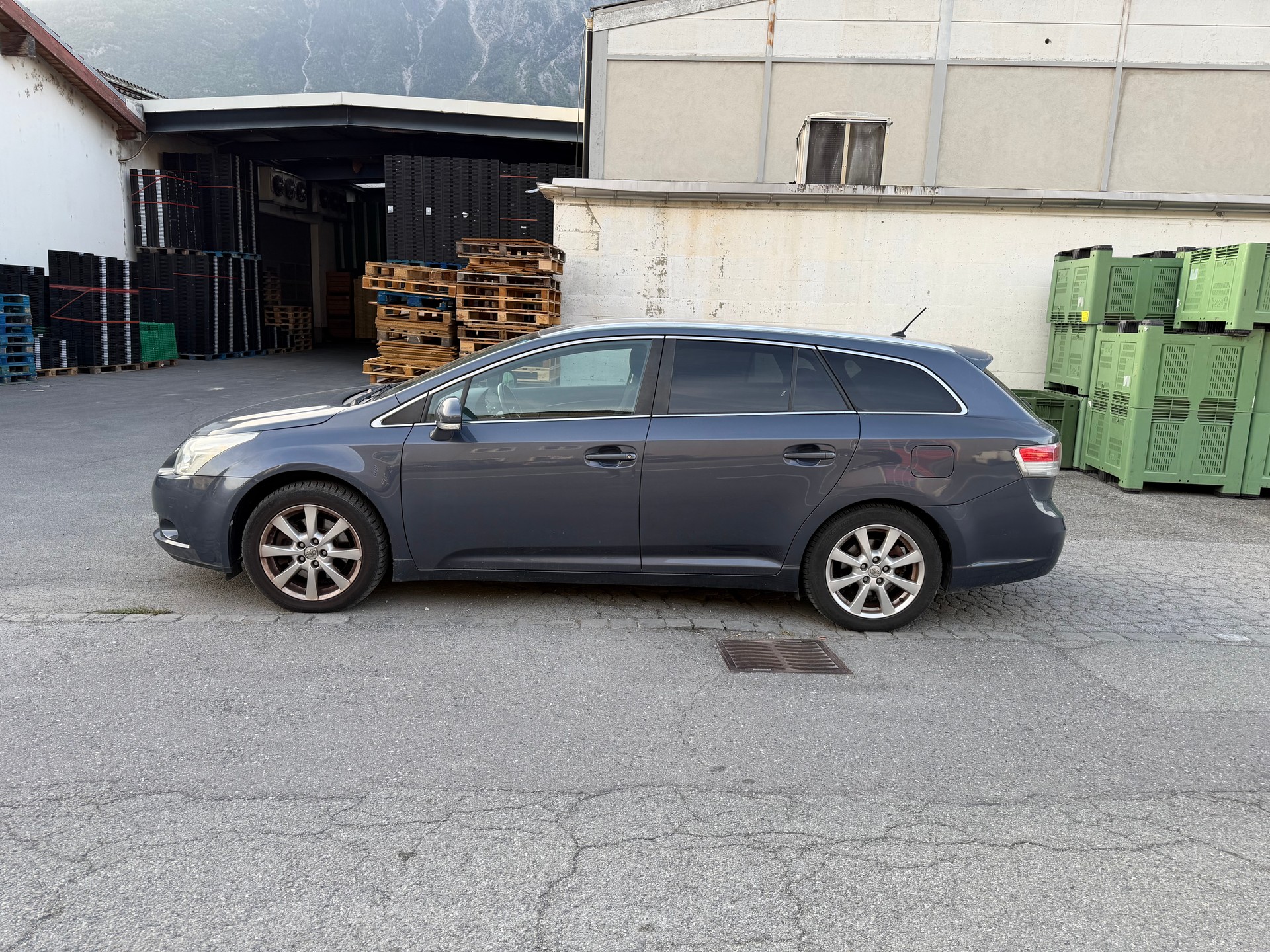 TOYOTA Avensis Sportswagon 2.2D-4D Linea Luna-image-1