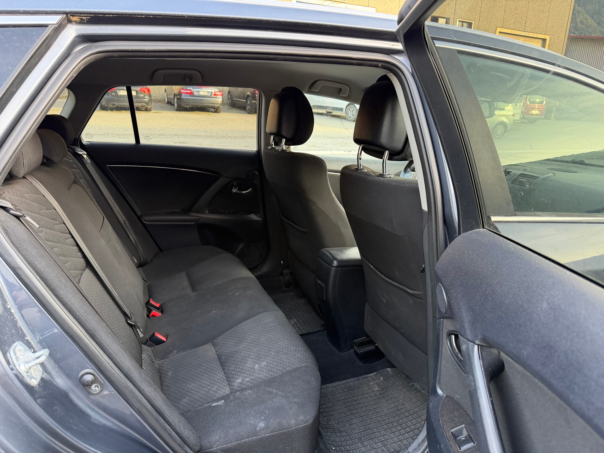 TOYOTA Avensis Sportswagon 2.2D-4D Linea Luna-image-6