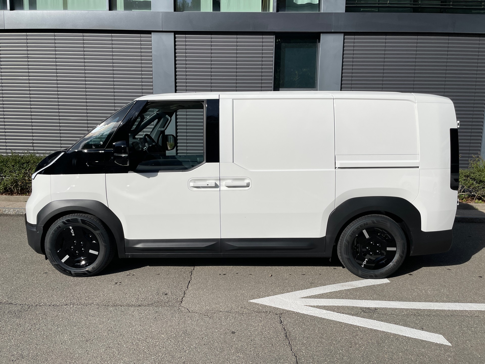 KIA PV5 Cargo 71.2 kWh Elite L2H1, 2-Schiebetüren und Wärmepumpe-image-1