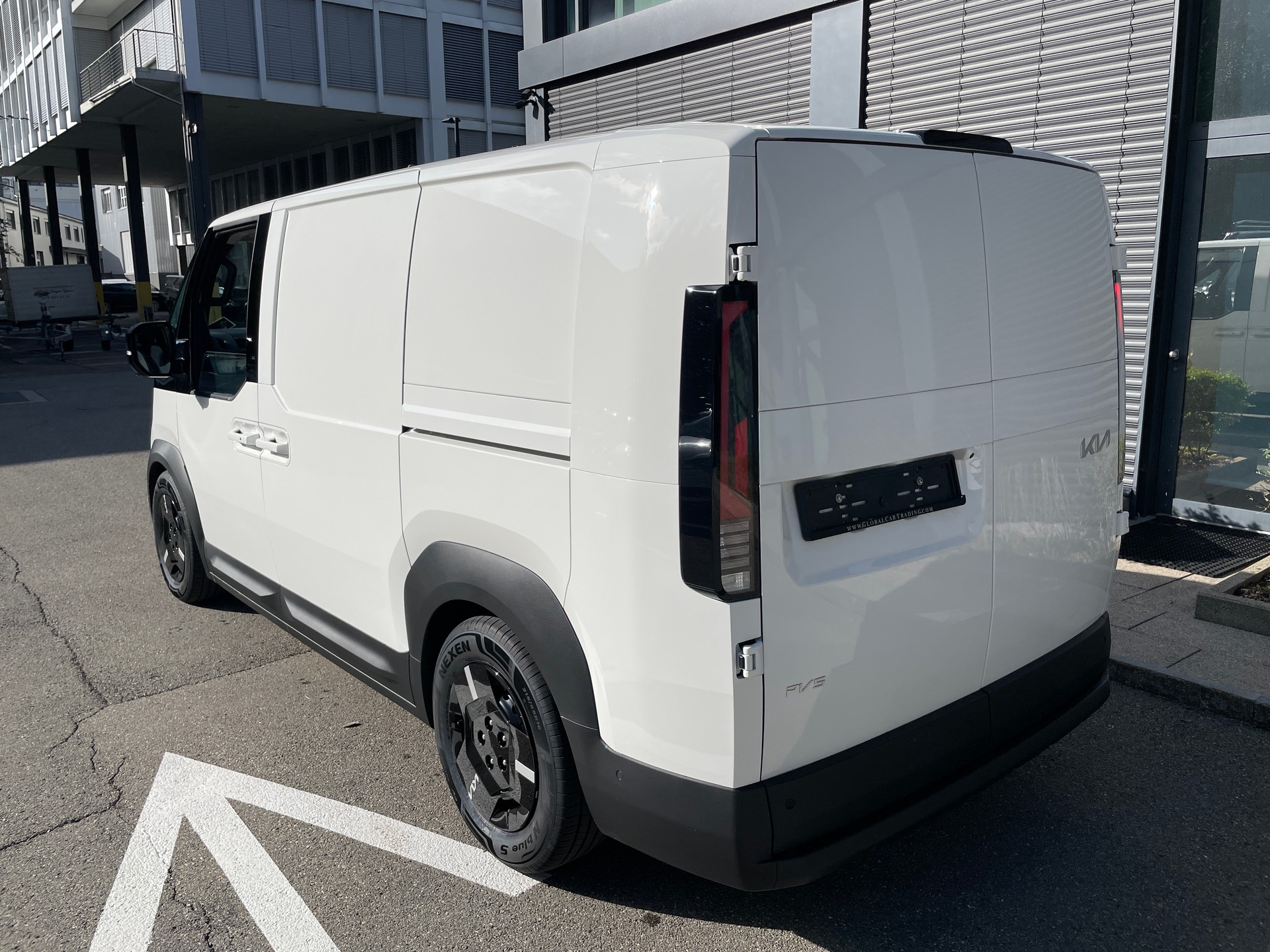 KIA PV5 Cargo 71.2 kWh Elite L2H1, 2-Schiebetüren und Wärmepumpe-image-2