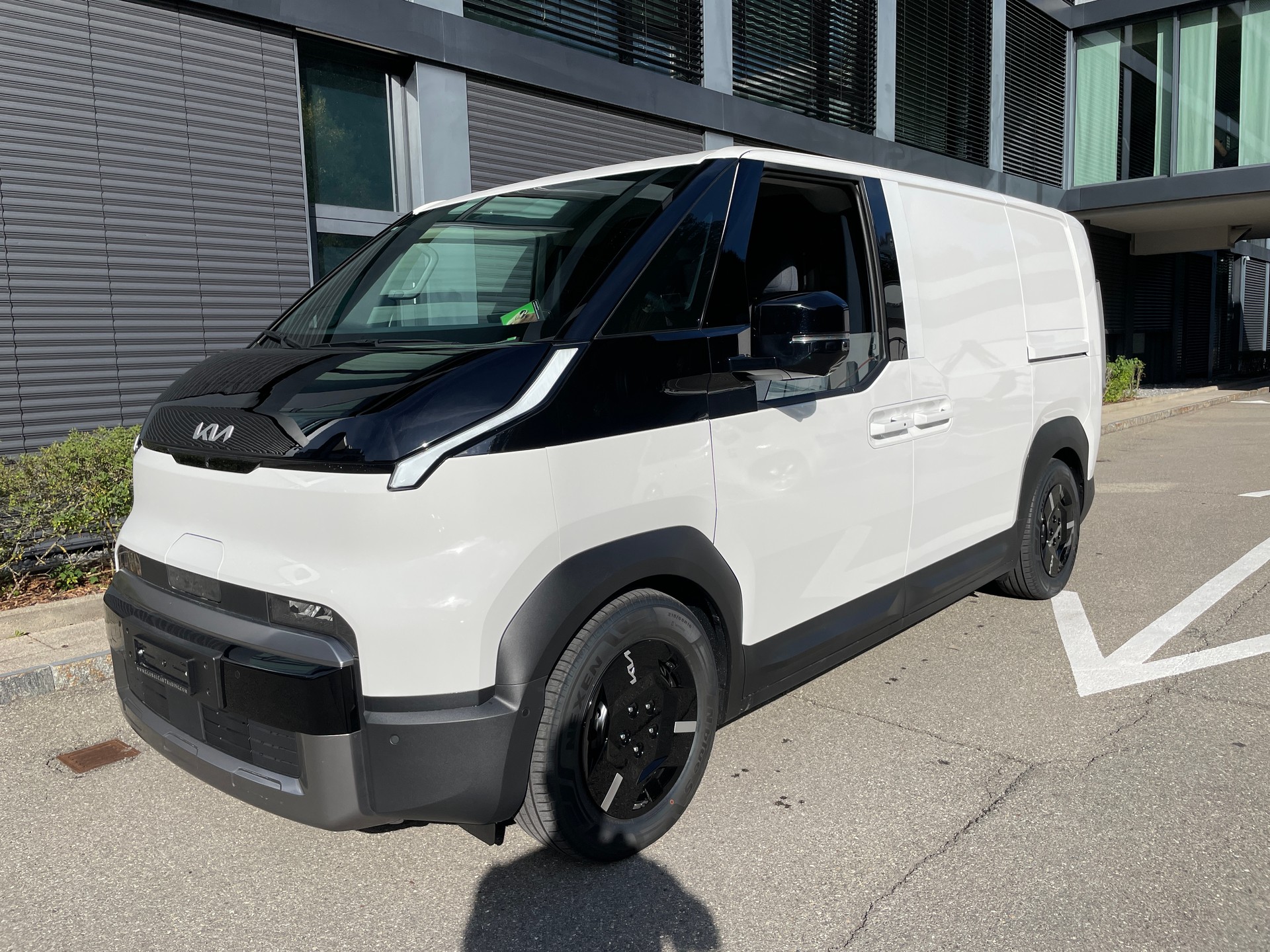 KIA PV5 Cargo 71.2 kWh Elite L2H1, 2-Schiebetüren und Wärmepumpe-image-0