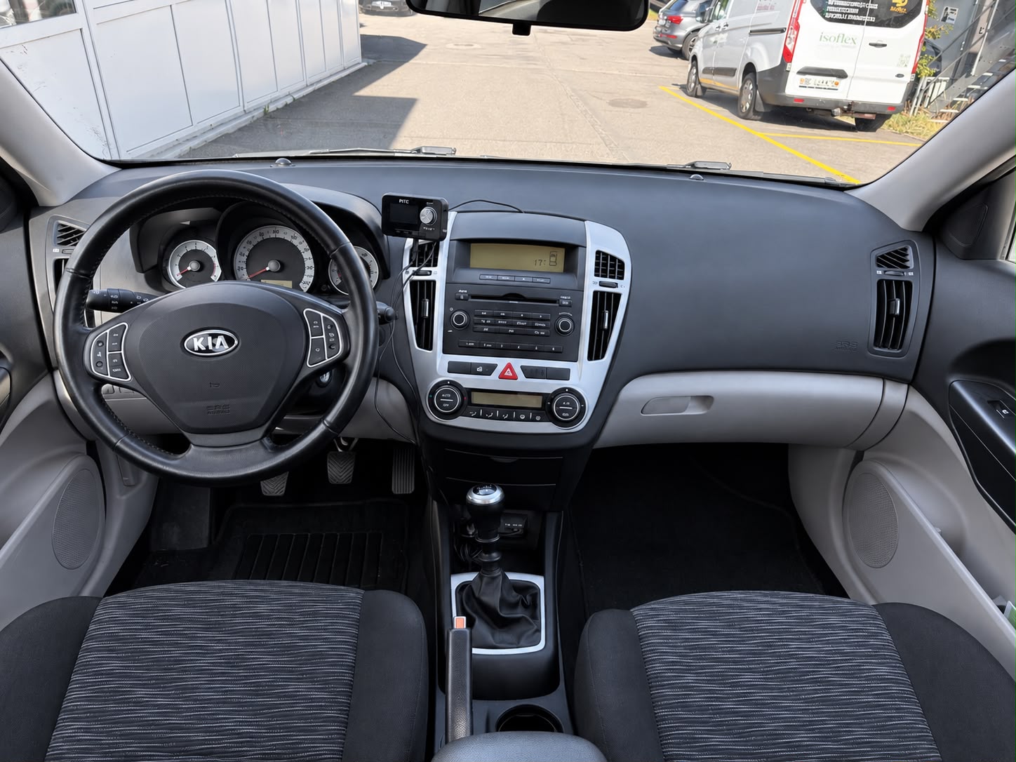 KIA Cee'd Sporty Wagon 2.0 16V Trend-image-9