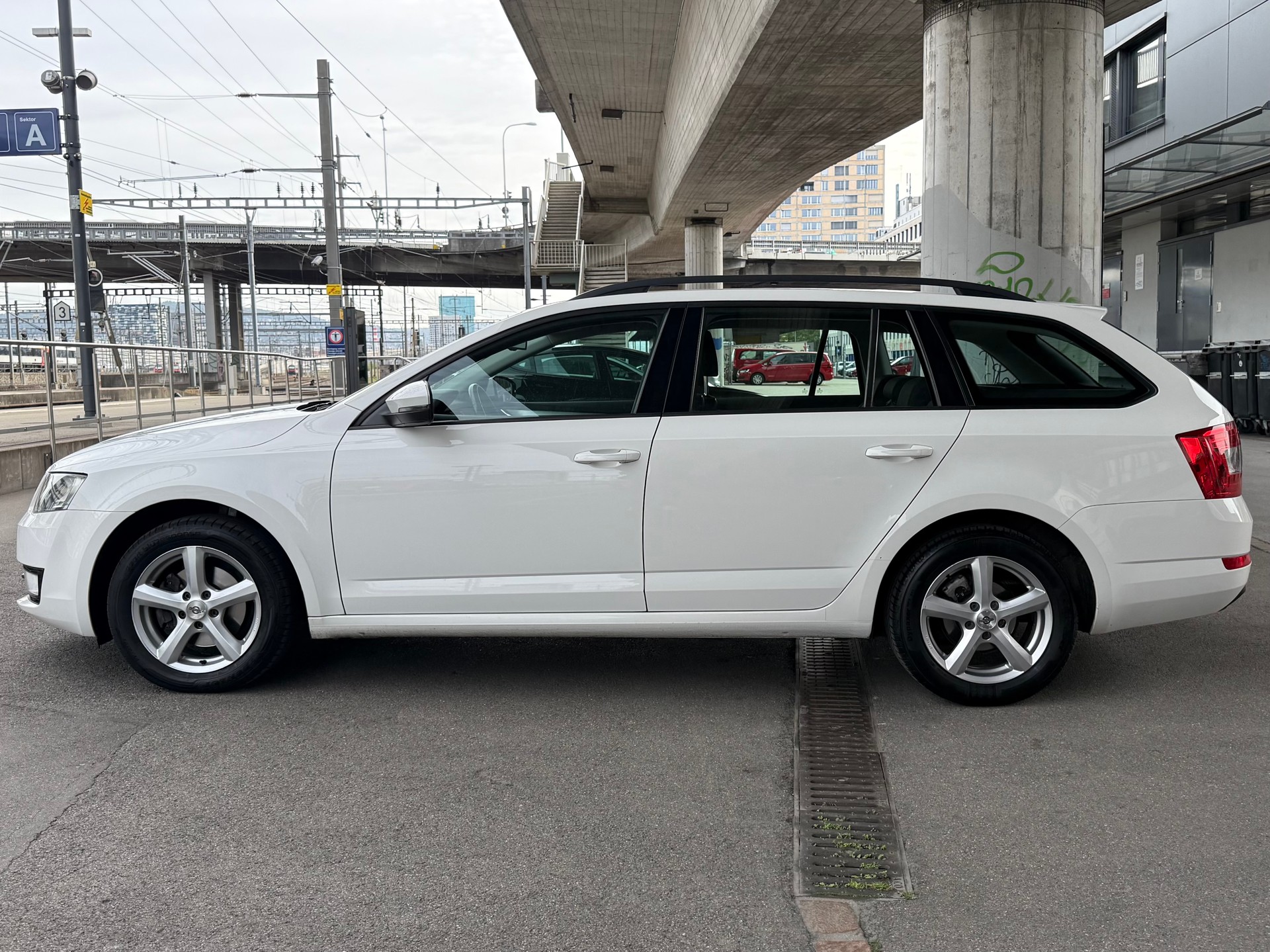 SKODA Octavia Combi 1.4 TSI Ambition DSG-image-4