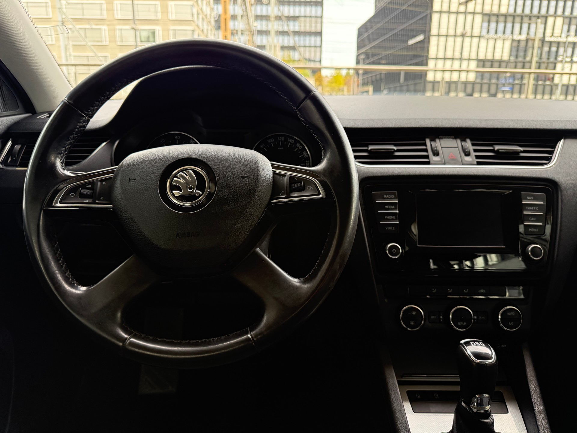 SKODA Octavia Combi 1.4 TSI Ambition DSG-image-10