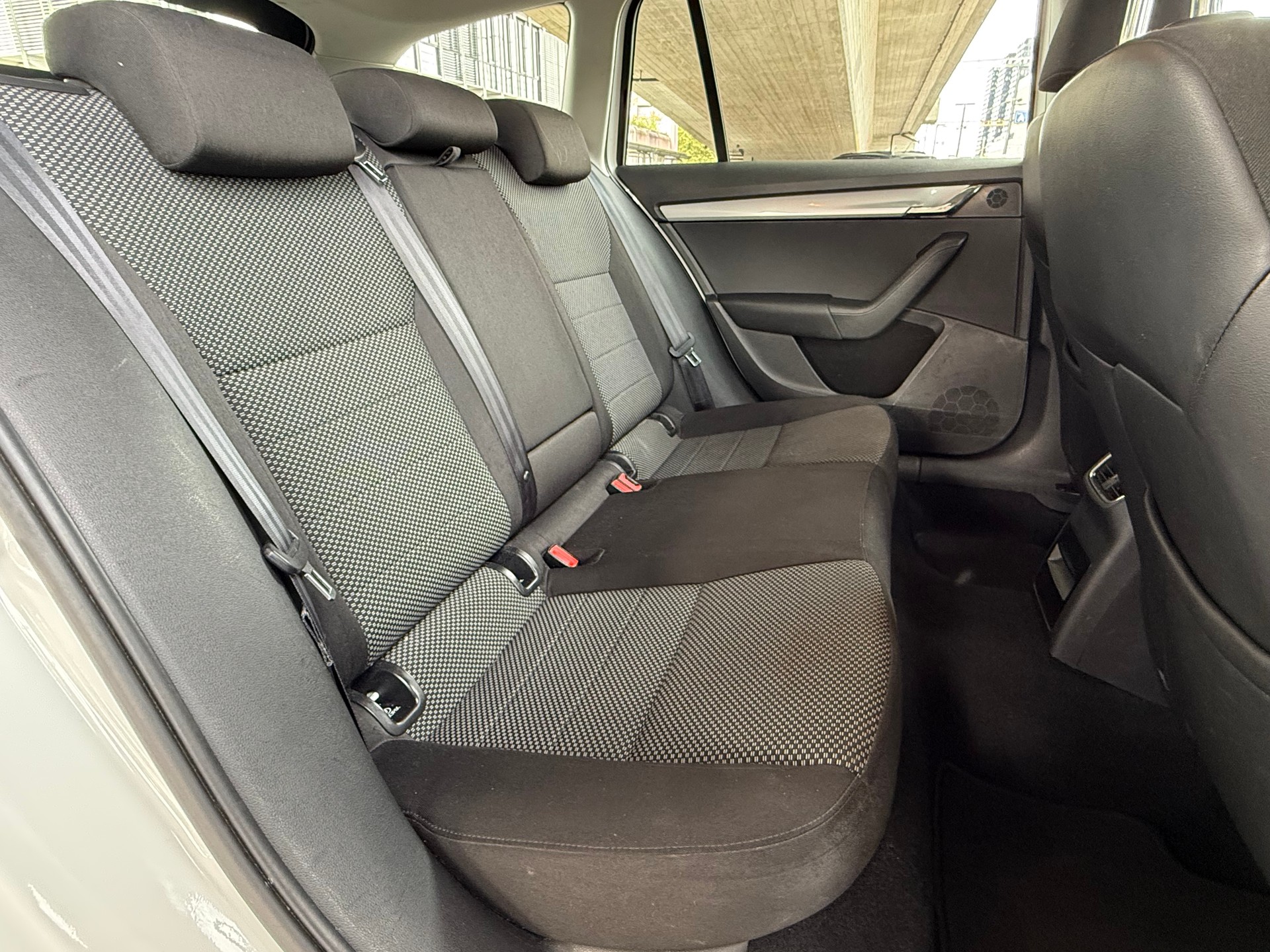 SKODA Octavia Combi 1.4 TSI Ambition DSG-image-14