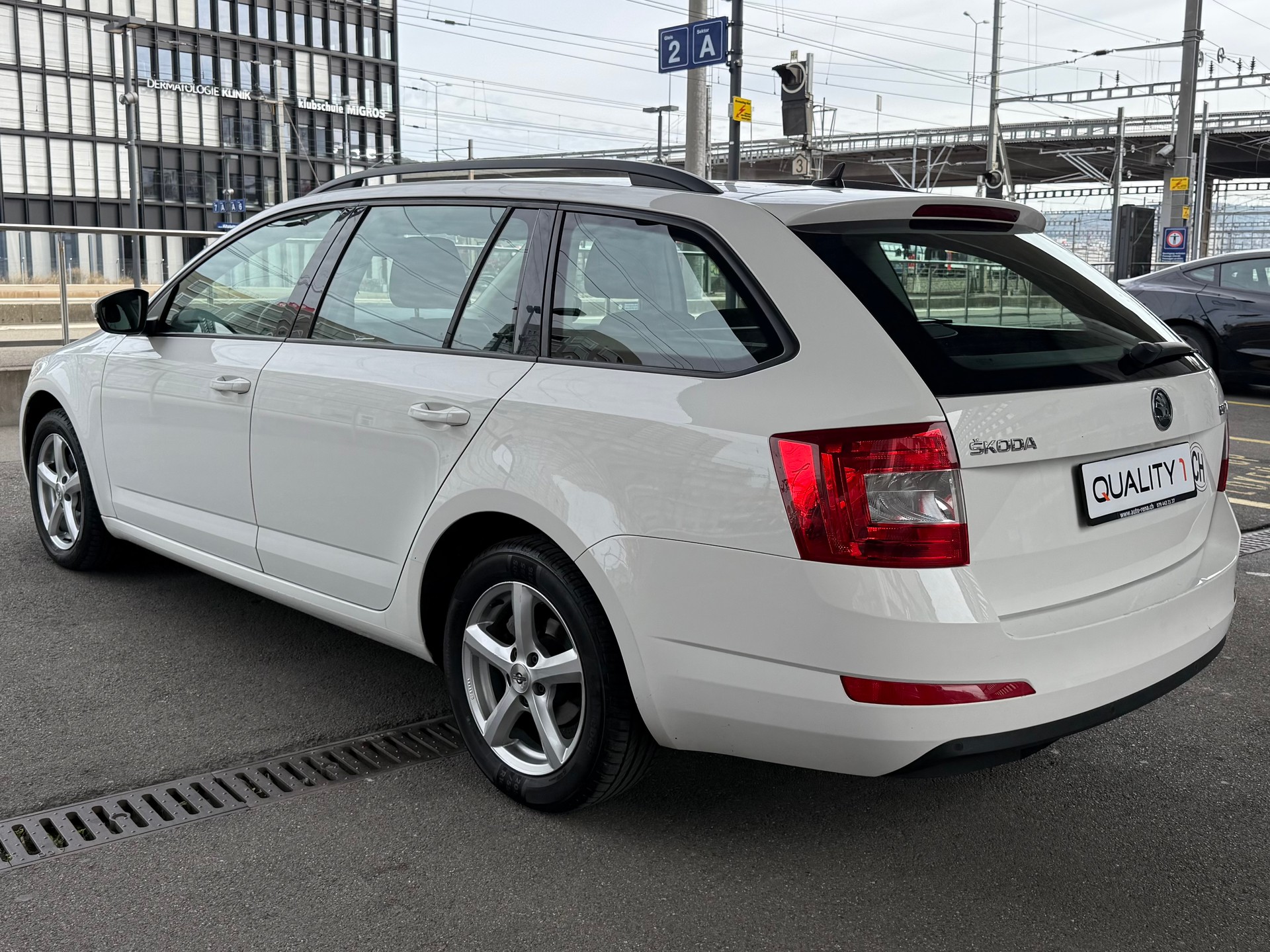 SKODA Octavia Combi 1.4 TSI Ambition DSG-image-5