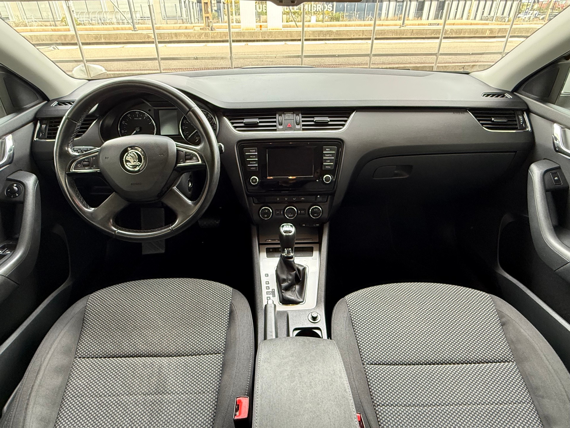 SKODA Octavia Combi 1.4 TSI Ambition DSG-image-9