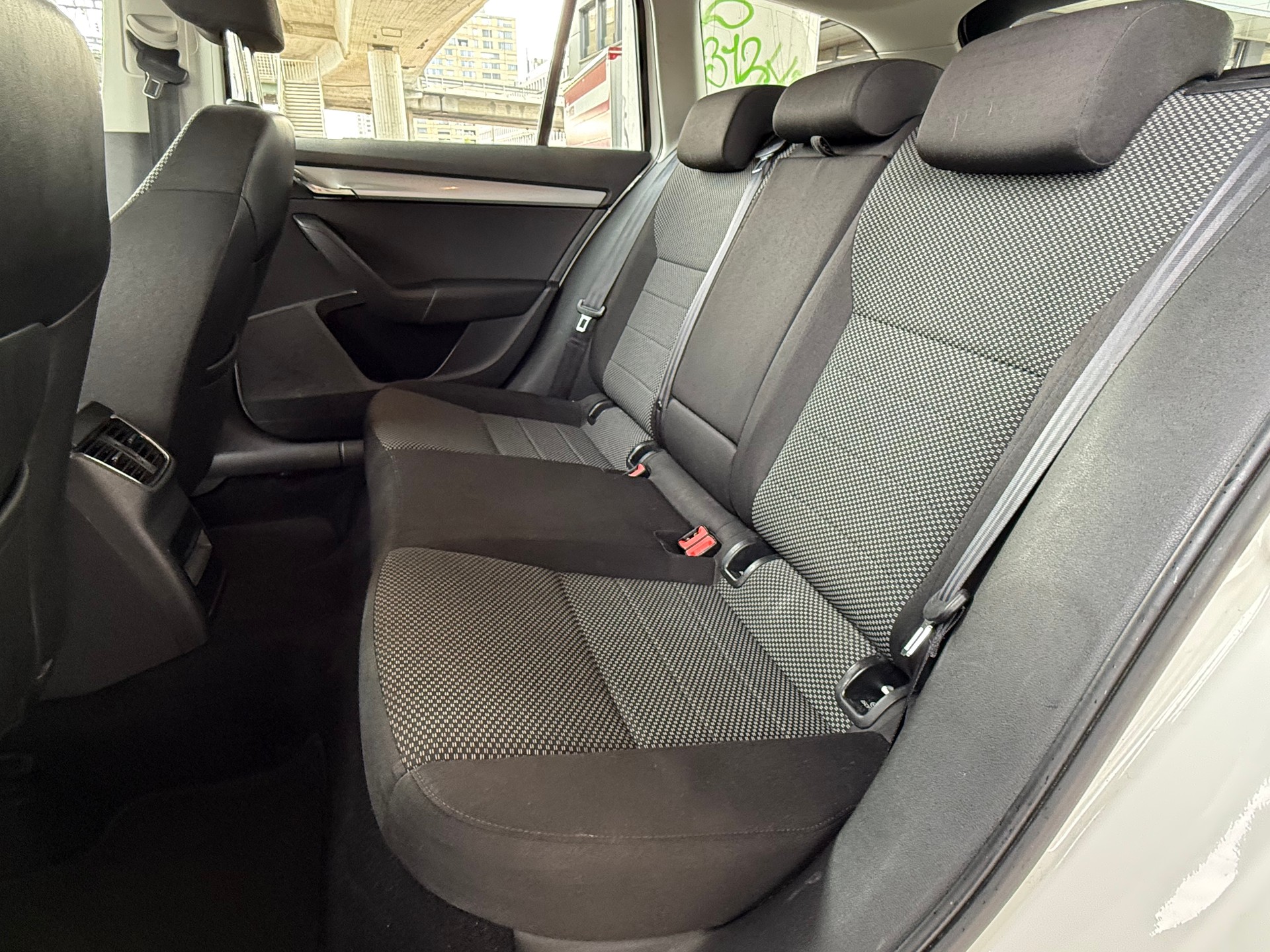 SKODA Octavia Combi 1.4 TSI Ambition DSG-image-13