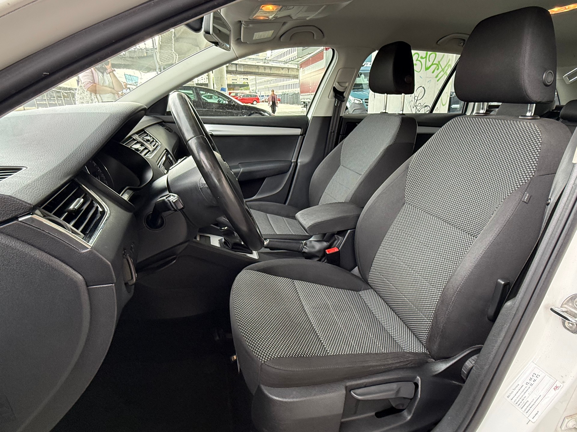 SKODA Octavia Combi 1.4 TSI Ambition DSG-image-11