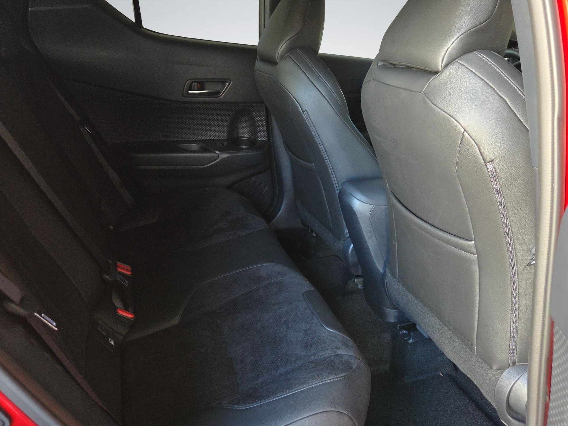 TOYOTA C-HR 2.0 VVTi HSD Move-image-15