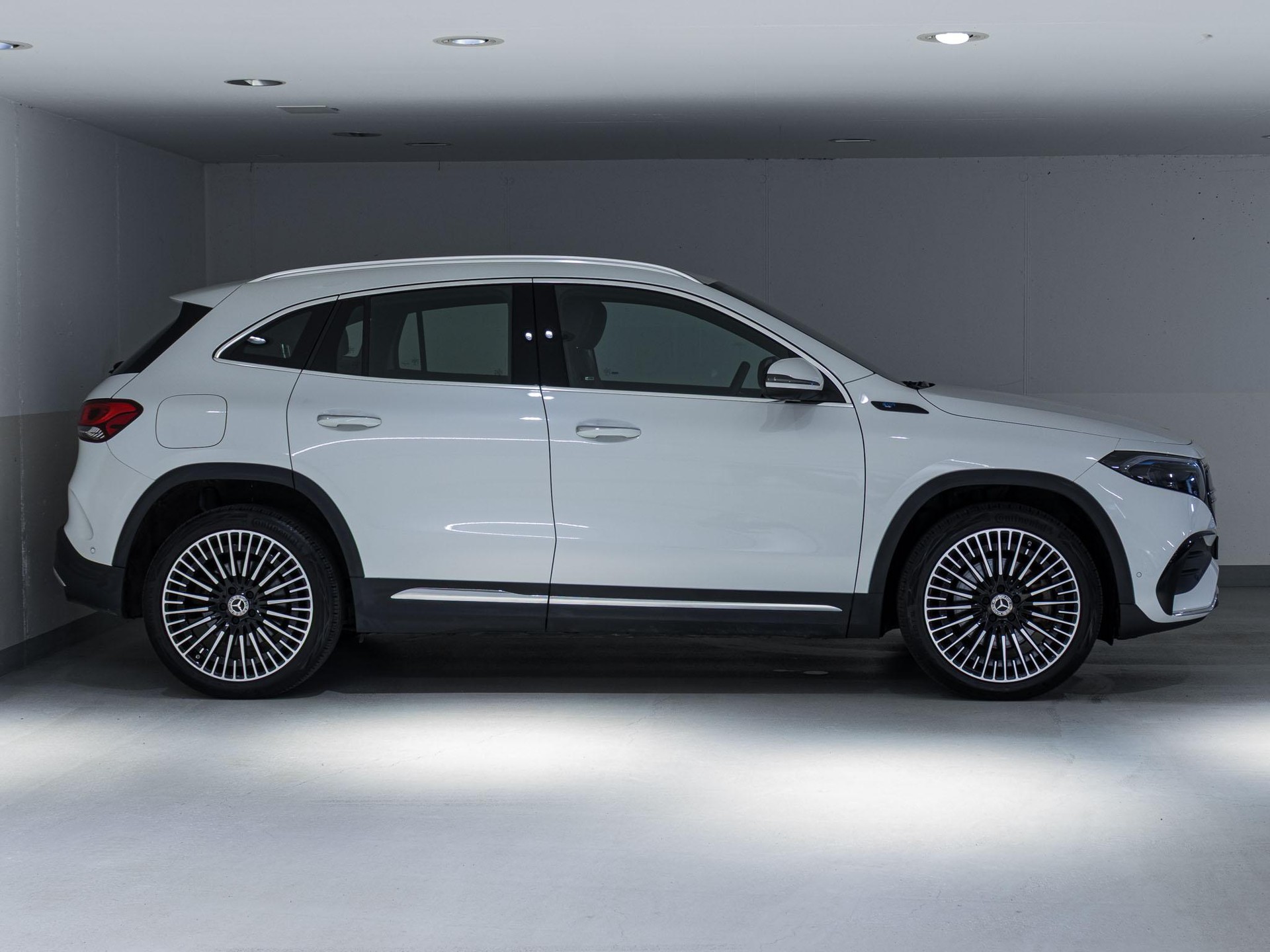 MERCEDES-BENZ EQA 300 4MATIC-image-1