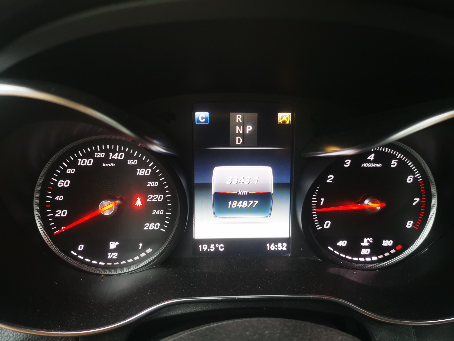MERCEDES-BENZ GLC 250 AMG Line 4Matic 9G-Tronic-image-12