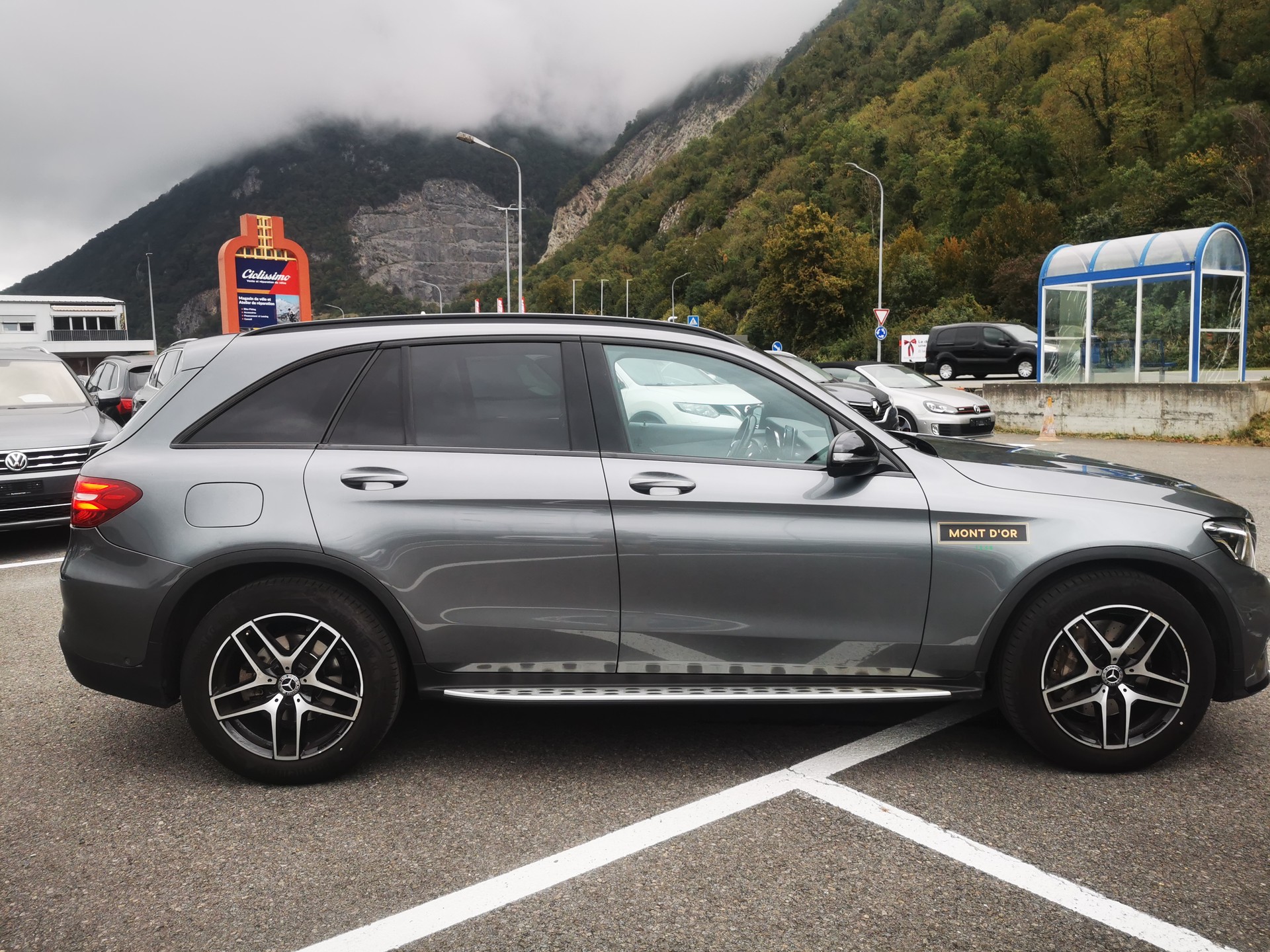 MERCEDES-BENZ GLC 250 AMG Line 4Matic 9G-Tronic-image-3