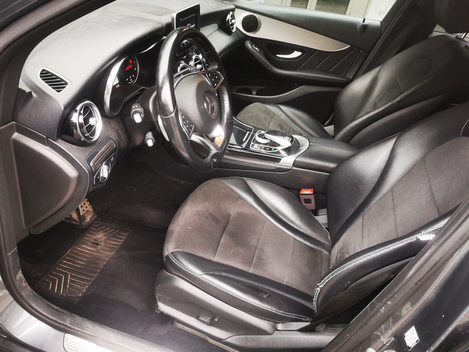 MERCEDES-BENZ GLC 250 AMG Line 4Matic 9G-Tronic-image-11