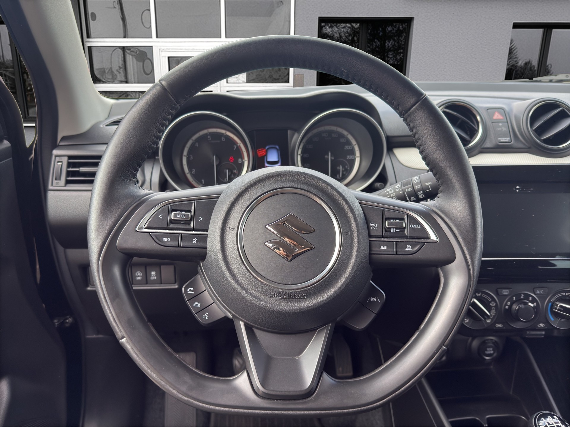 SUZUKI Swift 1.2 Compact + 4x4 Hybrid-image-9