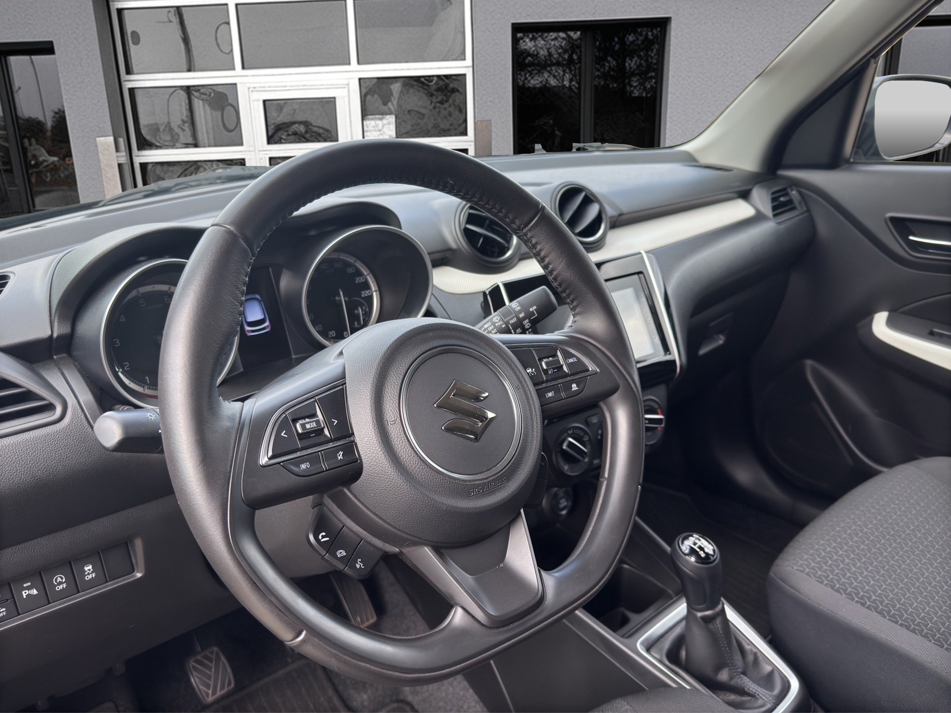 SUZUKI Swift 1.2 Compact + 4x4 Hybrid-image-10