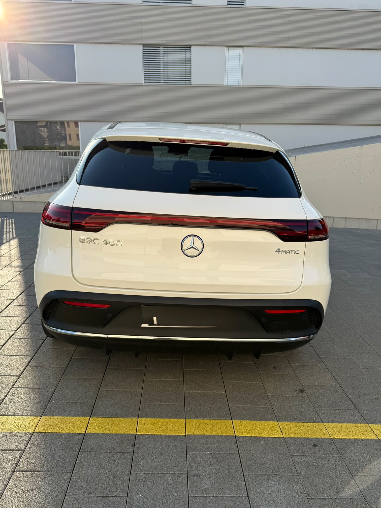 MERCEDES-BENZ EQC 400 AMG Line 4matic-image-3