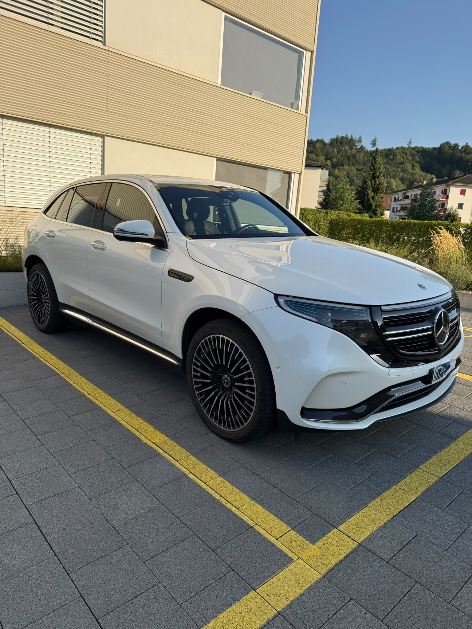 MERCEDES-BENZ EQC 400 AMG Line 4matic-image-0