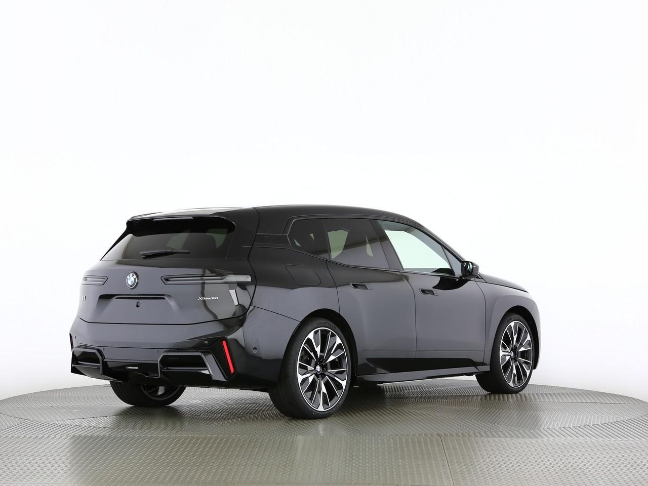 BMW iX xDrive60-image-12