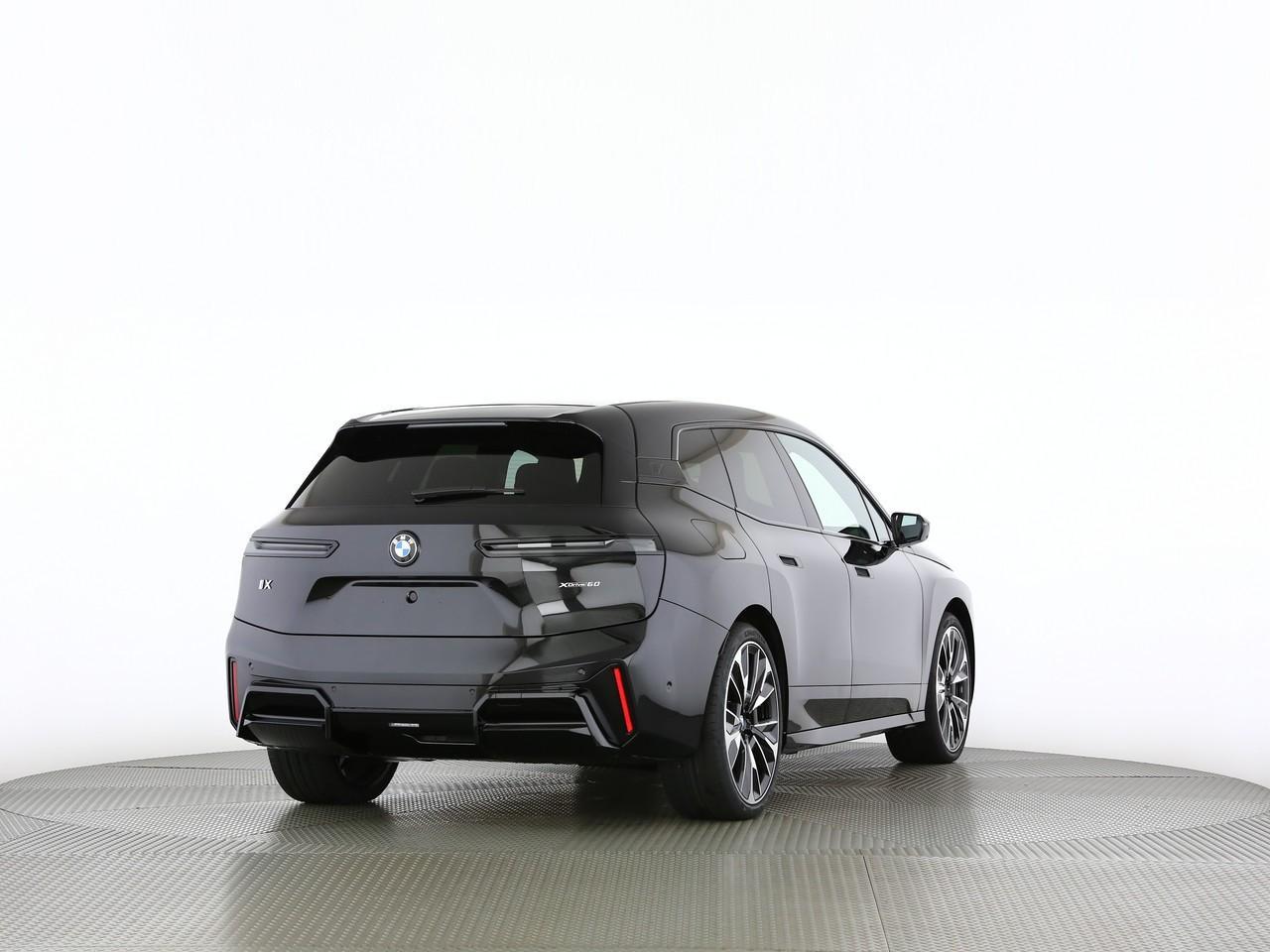 BMW iX xDrive60-image-11
